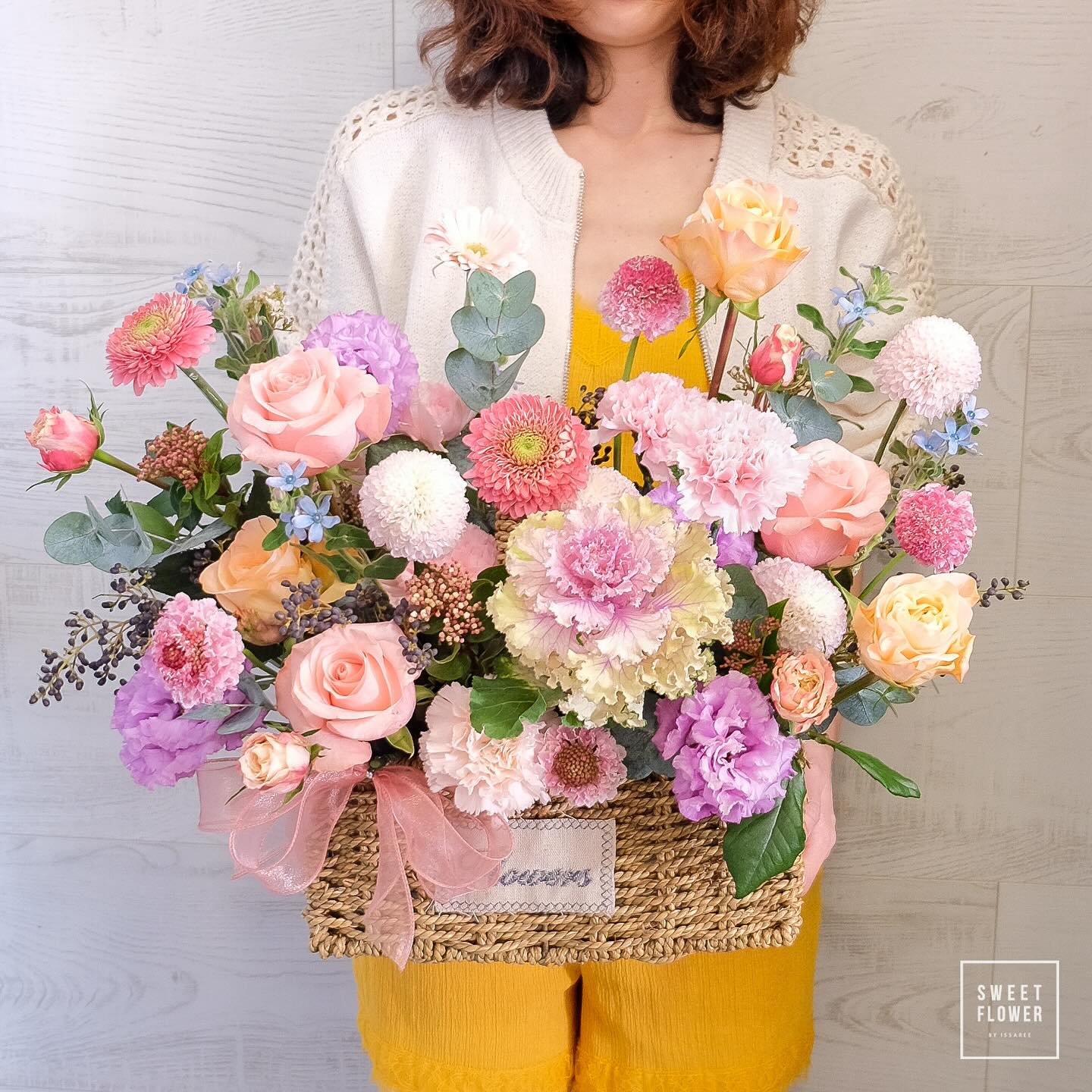 ตะกร้า หลากสี หวาน ดอกไม้หลัก กุหลาบ คาร์เนชั่น พีโอนี่ — ผลงานร้านดอกไม้ Sweetflower by Issaree