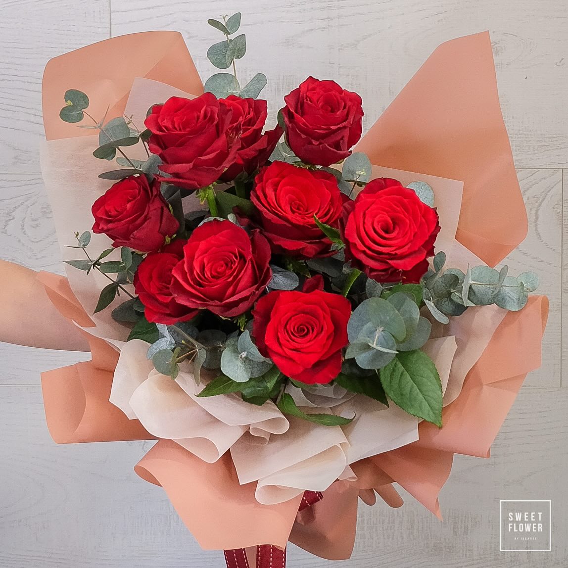 ช่อ แดงโรแมนติก คลาสสิก ดอกไม้หลัก กุหลาบ ยูคาลิปตัส/ใบไม้ — ผลงานร้านดอกไม้ Sweetflower by Issaree — ภาพที่ 2 จาก 4