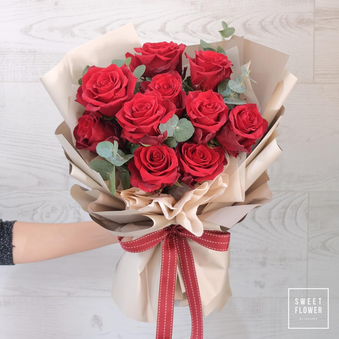 ช่อ แดงโรแมนติก คลาสสิก ดอกไม้หลัก กุหลาบ ยูคาลิปตัส/ใบไม้ — ผลงานร้านดอกไม้ Sweetflower by Issaree — ภาพที่ 2 จาก 4