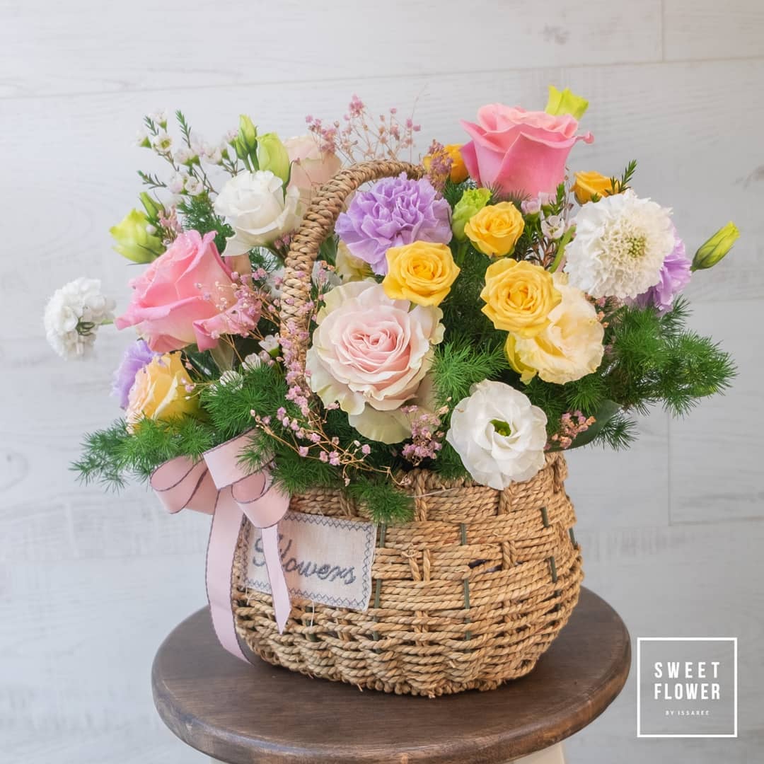 ตะกร้า หลากสี หวาน ดอกไม้หลัก กุหลาบ คาร์เนชั่น เบญจมาศ/มัม — ผลงานร้านดอกไม้ Sweetflower by Issaree — ภาพที่ 3 จาก 5
