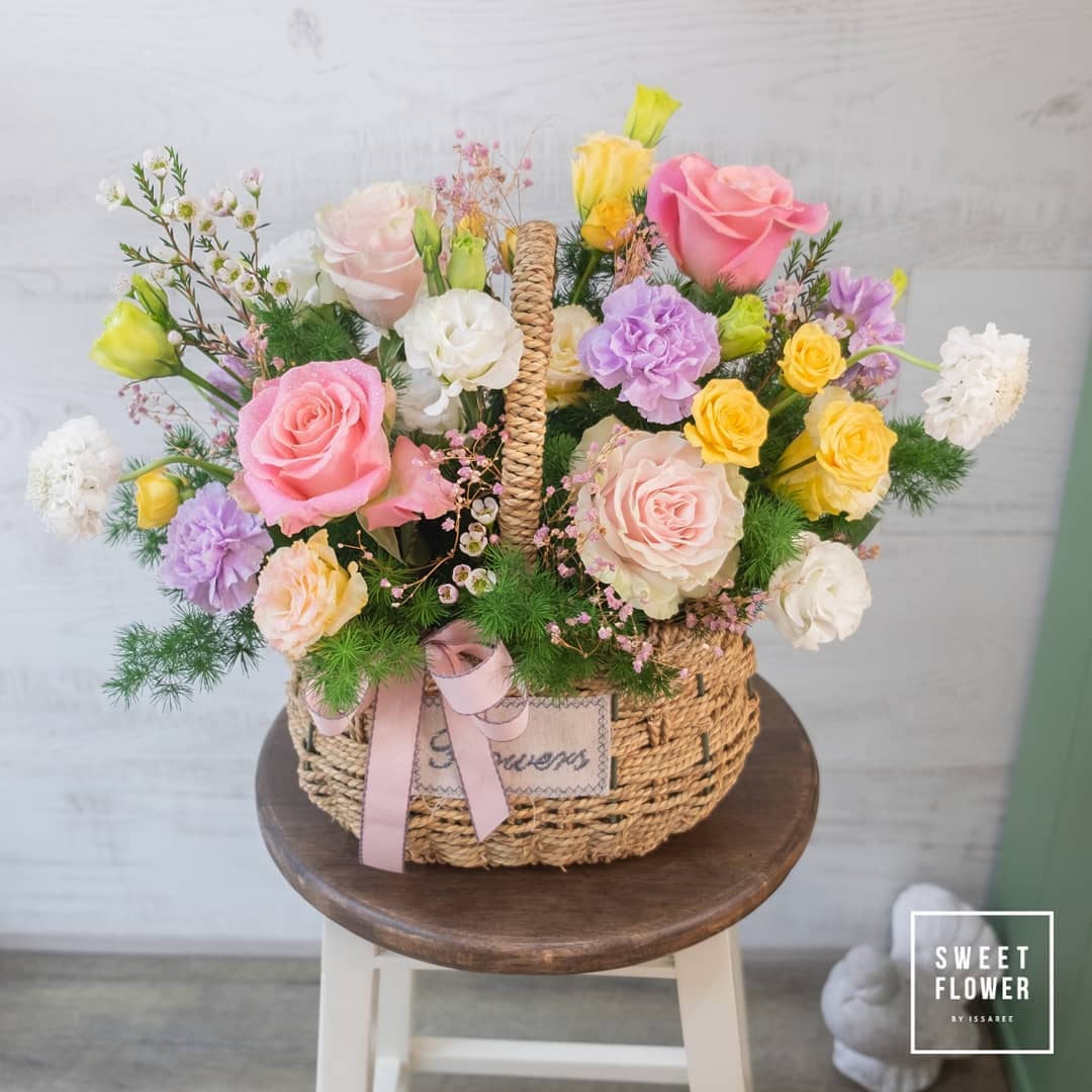 ตะกร้า หลากสี หวาน ดอกไม้หลัก กุหลาบ คาร์เนชั่น เบญจมาศ/มัม — ผลงานร้านดอกไม้ Sweetflower by Issaree — ภาพที่ 4 จาก 5