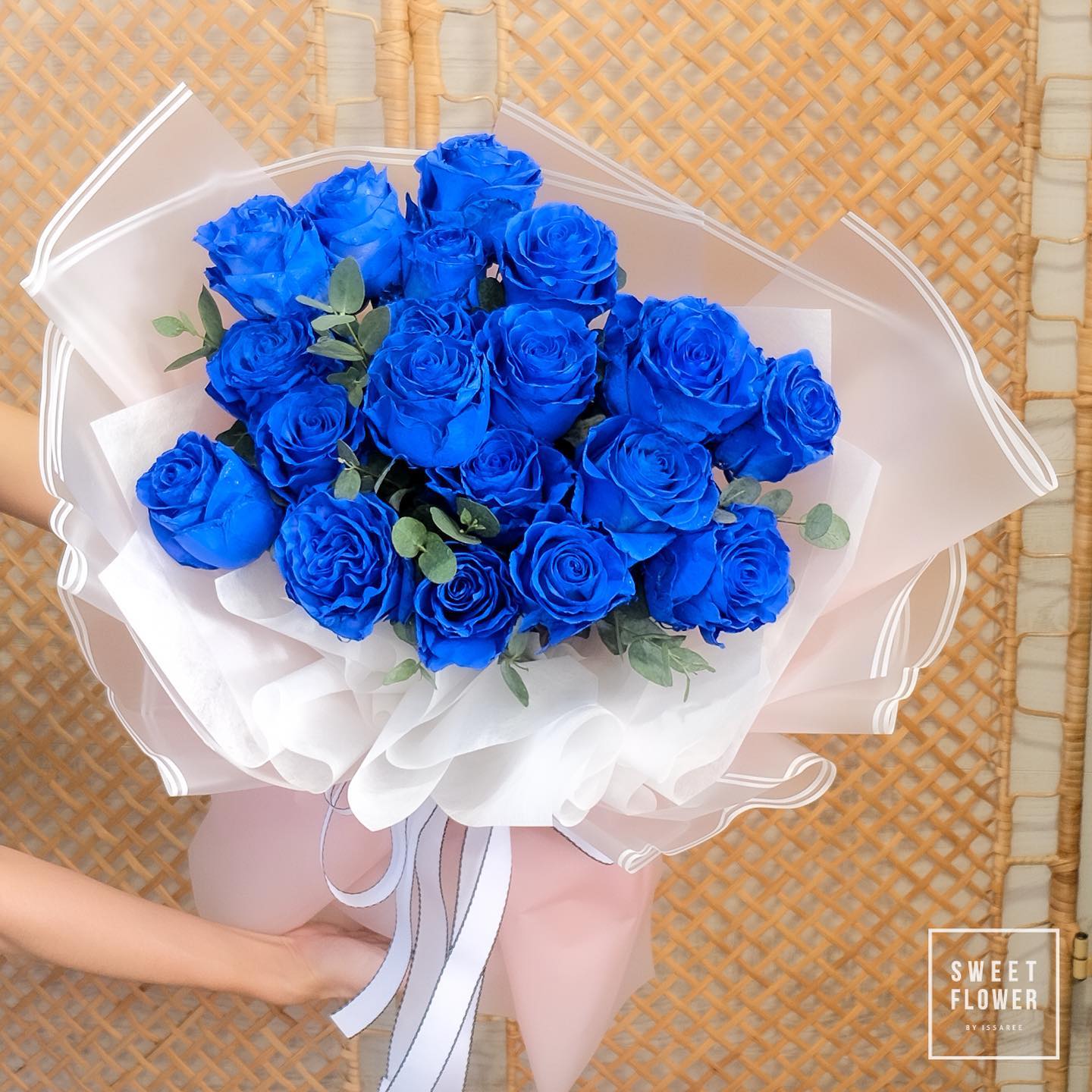 ช่อ ม่วง-ฟ้า คลาสสิก ดอกไม้หลัก กุหลาบ ยูคาลิปตัส/ใบไม้ — ผลงานร้านดอกไม้ Sweetflower by Issaree — ภาพที่ 3 จาก 3
