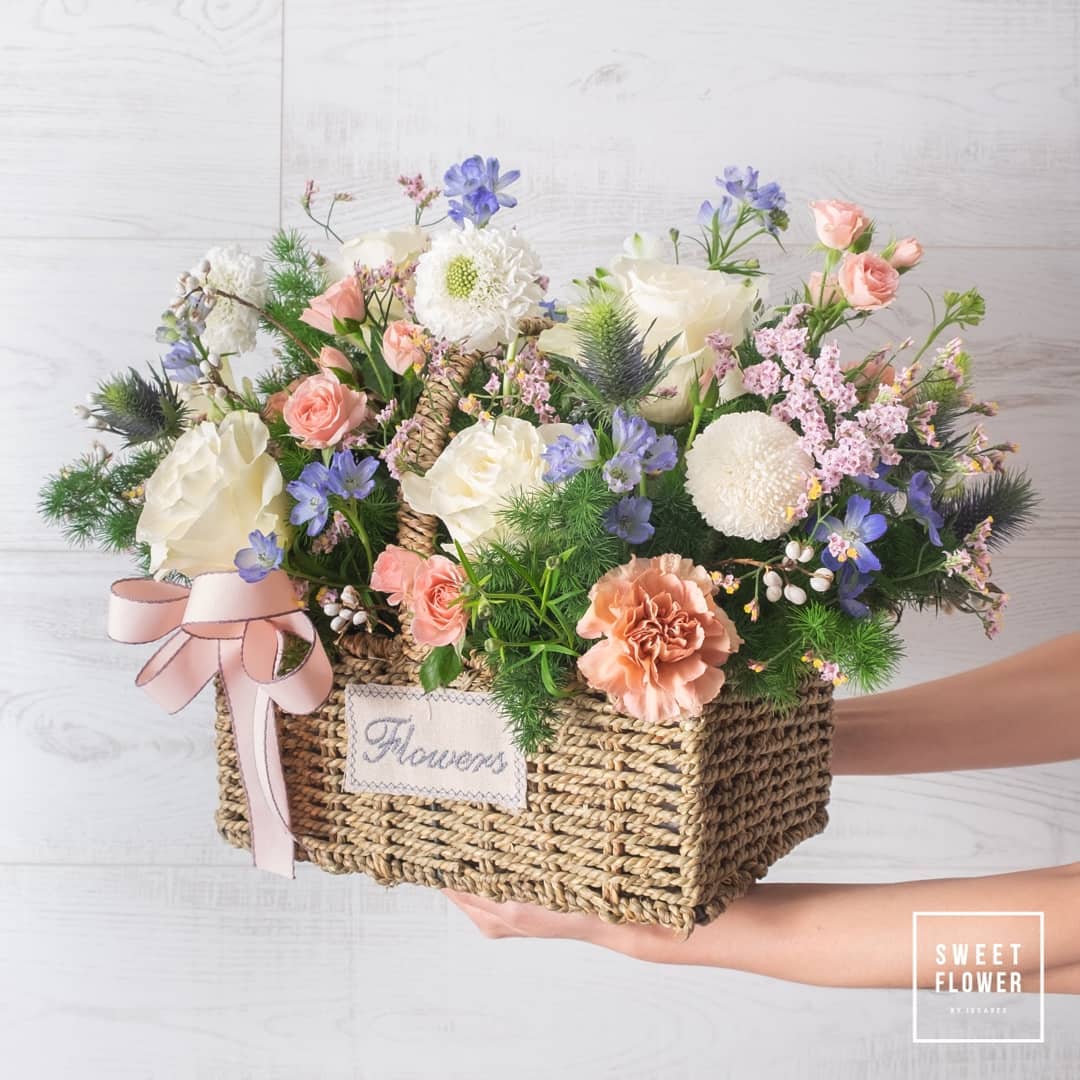 ตะกร้า หลากสี หวาน ดอกไม้หลัก กุหลาบ คาร์เนชั่น เบญจมาศ/มัม — ผลงานร้านดอกไม้ Sweetflower by Issaree — ภาพที่ 2 จาก 4