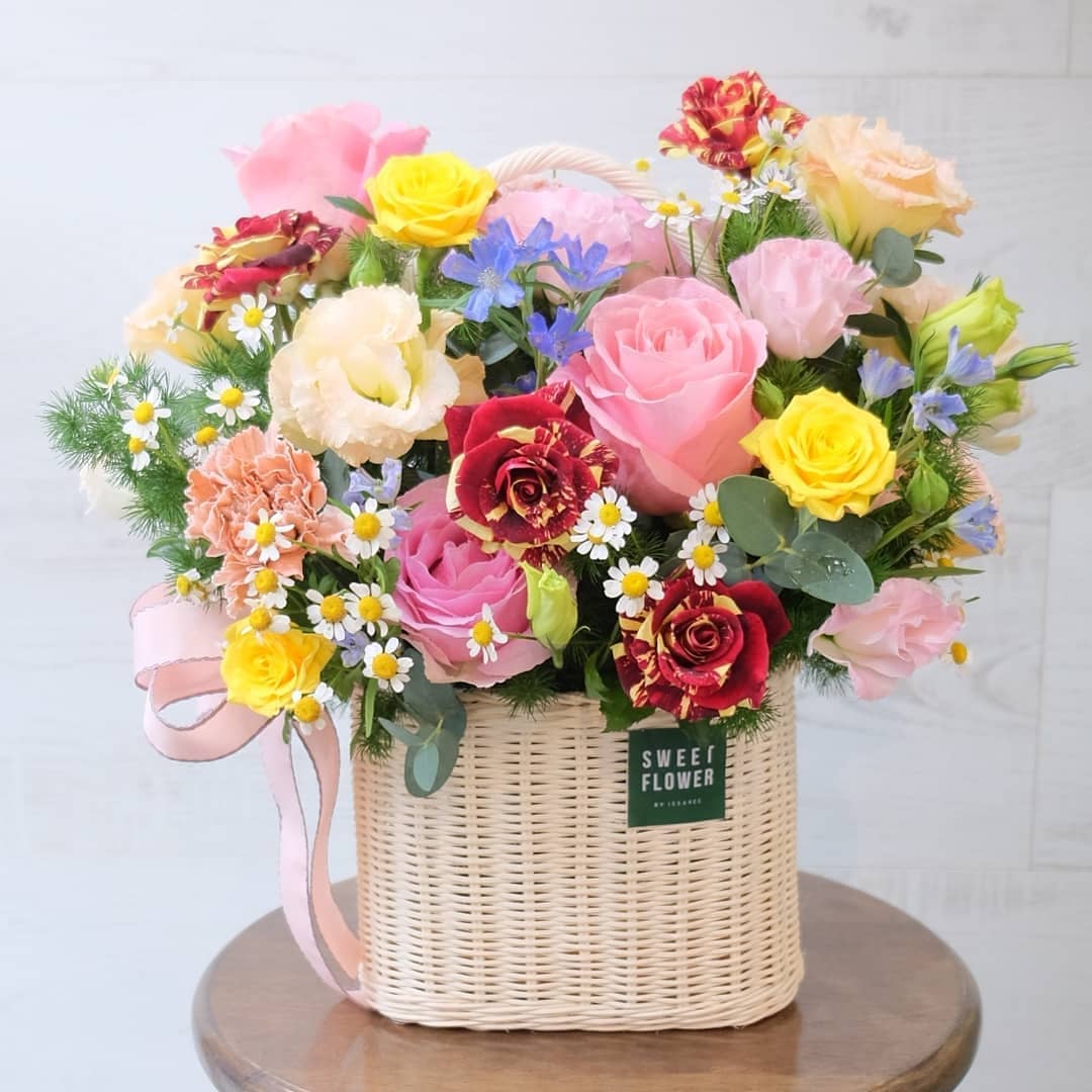 ตะกร้า หลากสี หวาน ดอกไม้หลัก กุหลาบ คาร์เนชั่น เดซี่/มาร์กาเร็ต — ผลงานร้านดอกไม้ Sweetflower by Issaree — ภาพที่ 2 จาก 2