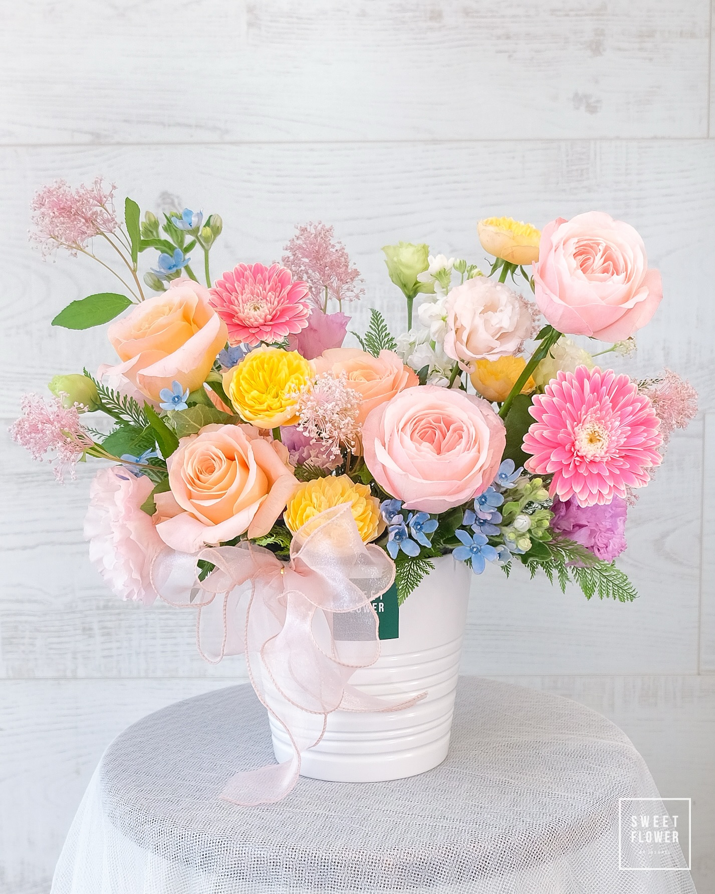 แจกัน พาสเทล หวาน ดอกไม้หลัก กุหลาบ เยอบีร่า คาร์เนชั่น — ผลงานร้านดอกไม้ Sweetflower by Issaree — ภาพที่ 2 จาก 2