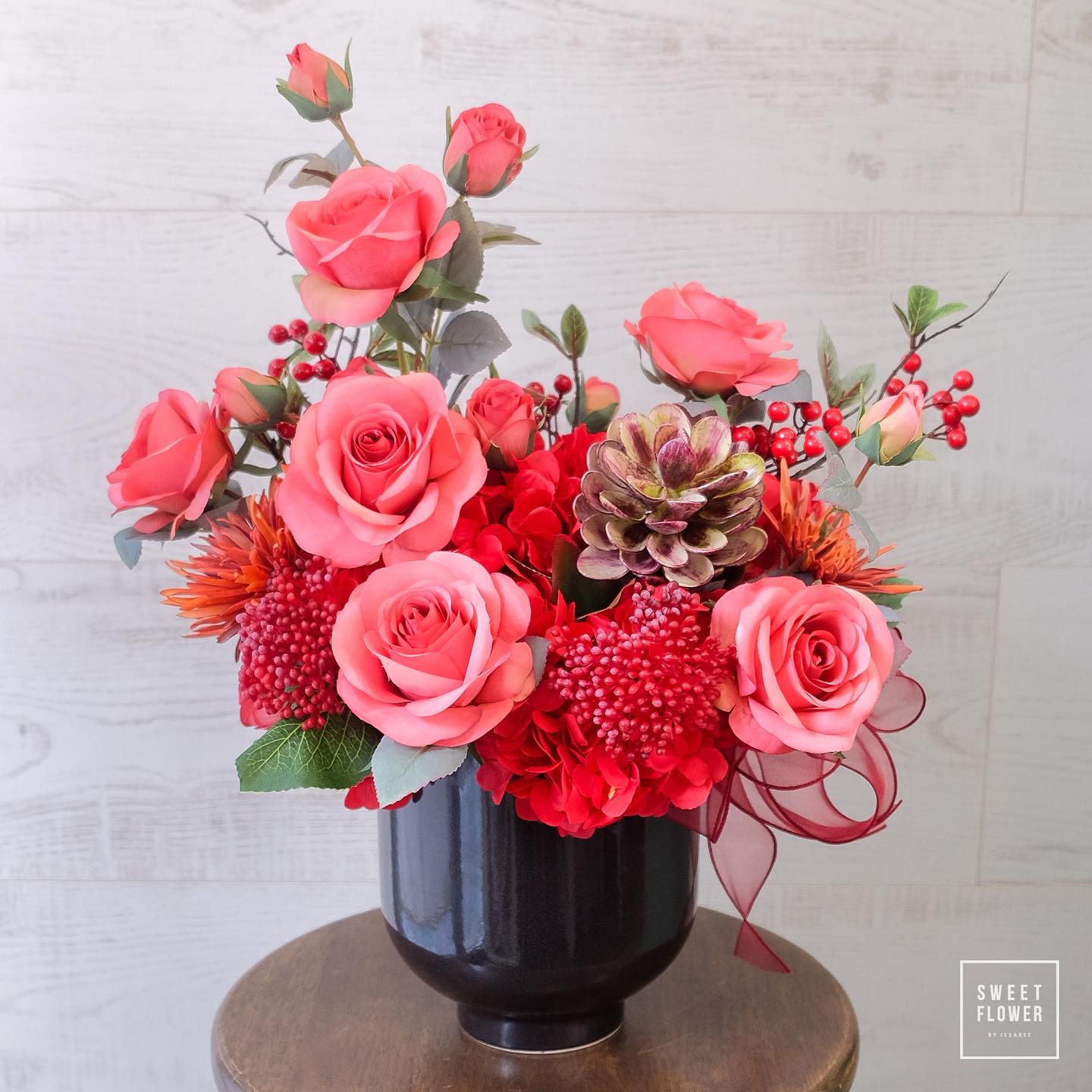 แจกัน แดงโรแมนติก ดอกไม้หลัก กุหลาบ คาร์เนชั่น โปรตีอา — ผลงานร้านดอกไม้ Sweetflower by Issaree — ภาพที่ 2 จาก 2