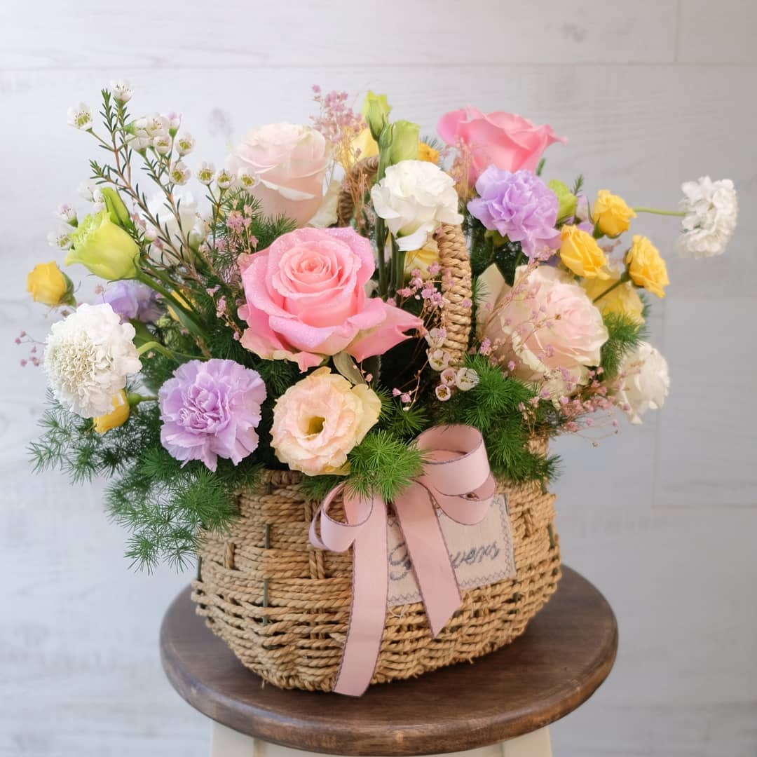ตะกร้า หลากสี หวาน ดอกไม้หลัก กุหลาบ คาร์เนชั่น เบญจมาศ/มัม — ผลงานร้านดอกไม้ Sweetflower by Issaree — ภาพที่ 5 จาก 5
