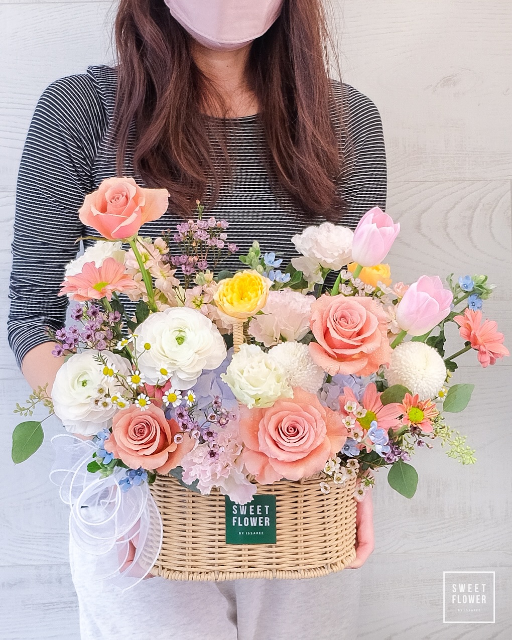 ตะกร้า พาสเทล หวาน ดอกไม้หลัก กุหลาบ คาร์เนชั่น รันนันคูรัส — ผลงานร้านดอกไม้ Sweetflower by Issaree — ภาพที่ 2 จาก 4