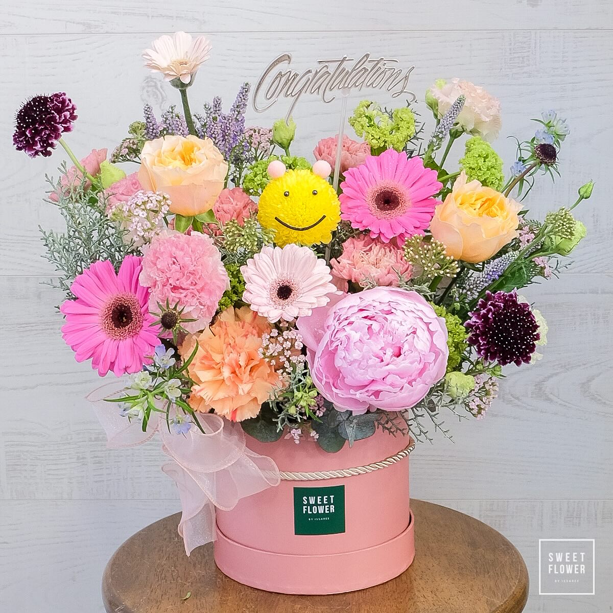 กล่อง หลากสี สดใส ดอกไม้หลัก กุหลาบ พีโอนี่ คาร์เนชั่น — ผลงานร้านดอกไม้ Sweetflower by Issaree