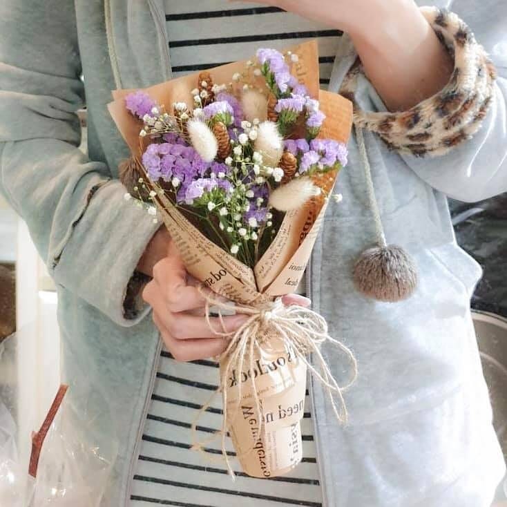 ช่อ ม่วง-ฟ้า หวาน ดอกไม้หลัก คาร์เนชั่น เบบี้บรีธ/ยิปโซ ดอกไม้แห้ง — ผลงานร้านดอกไม้ Sweetflower by Issaree — ภาพที่ 3 จาก 3