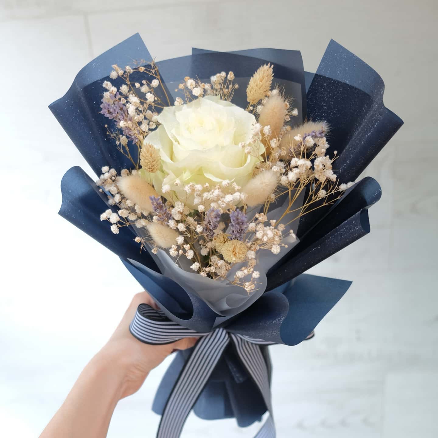 ช่อ ม่วง-ฟ้า หวาน ดอกไม้หลัก กุหลาบ เบบี้บรีธ/ยิปโซ ดอกไม้แห้ง — ผลงานร้านดอกไม้ Sweetflower by Issaree — ภาพที่ 1 จาก 1