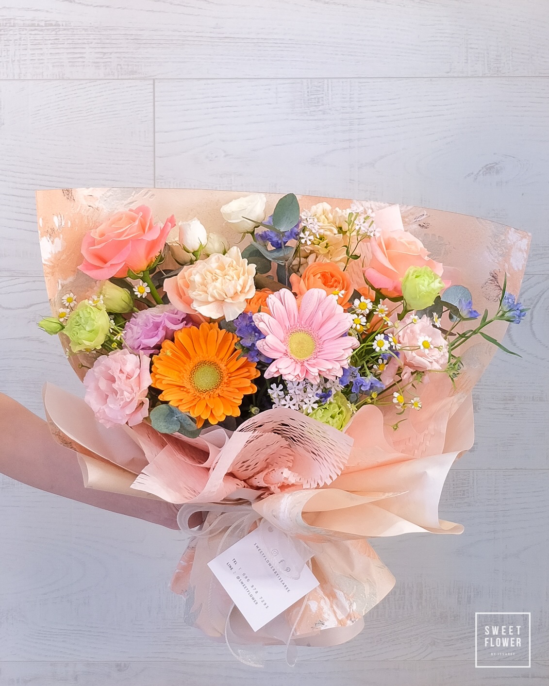 ช่อ พาสเทล หวาน ดอกไม้หลัก กุหลาบ คาร์เนชั่น เยอบีร่า — ผลงานร้านดอกไม้ Sweetflower by Issaree