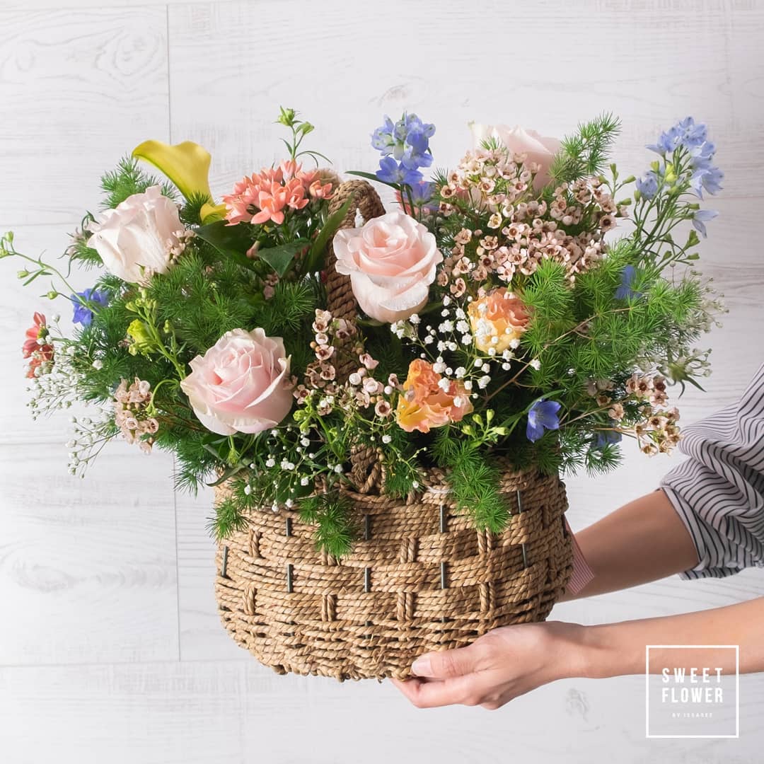 ตะกร้า หลากสี หวาน ดอกไม้หลัก กุหลาบ คาร์เนชั่น ลิลลี่ — ผลงานร้านดอกไม้ Sweetflower by Issaree — ภาพที่ 3 จาก 4