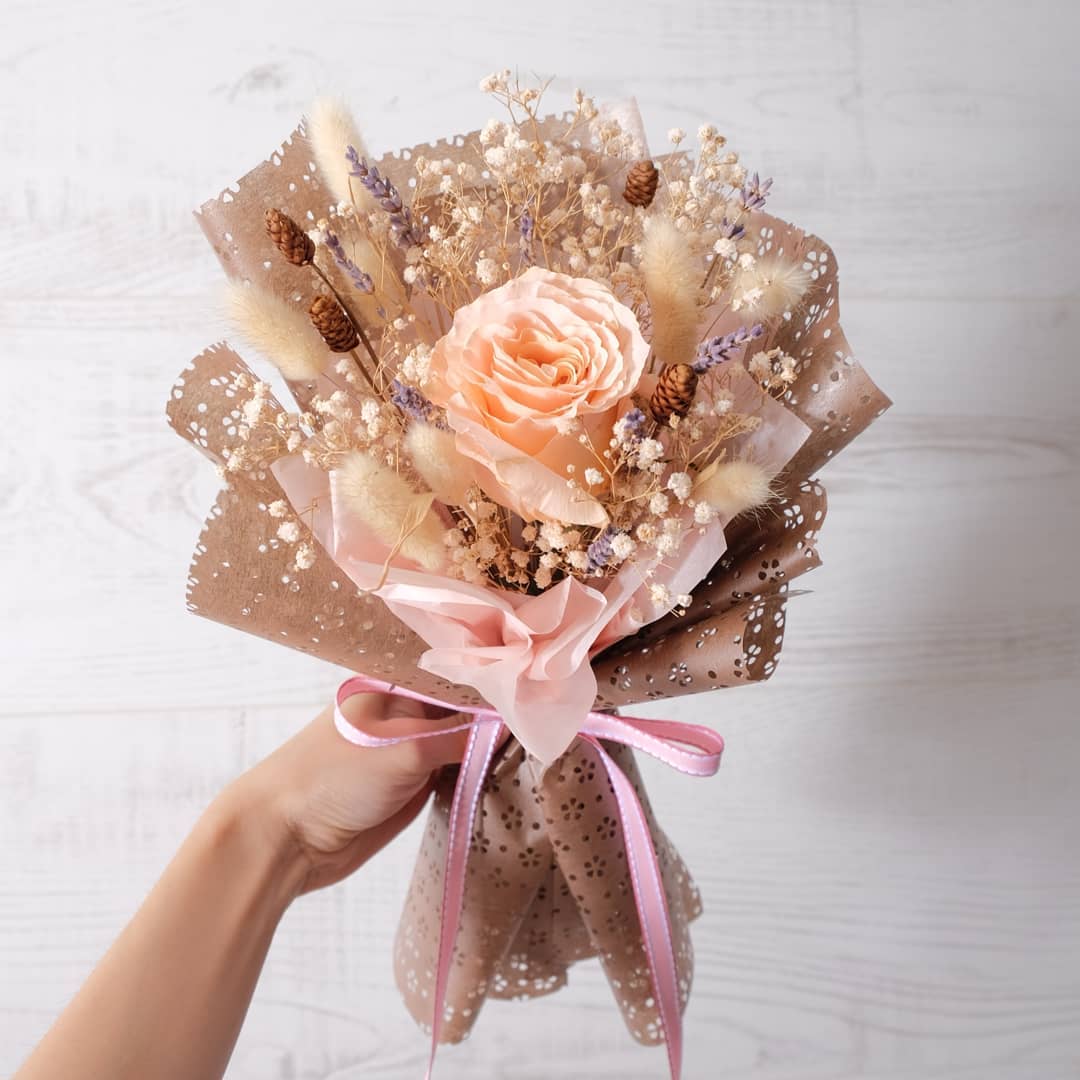 ช่อ พาสเทล หวาน ดอกไม้หลัก กุหลาบ เบบี้บรีธ/ยิปโซ ดอกไม้แห้ง — ผลงานร้านดอกไม้ Sweetflower by Issaree