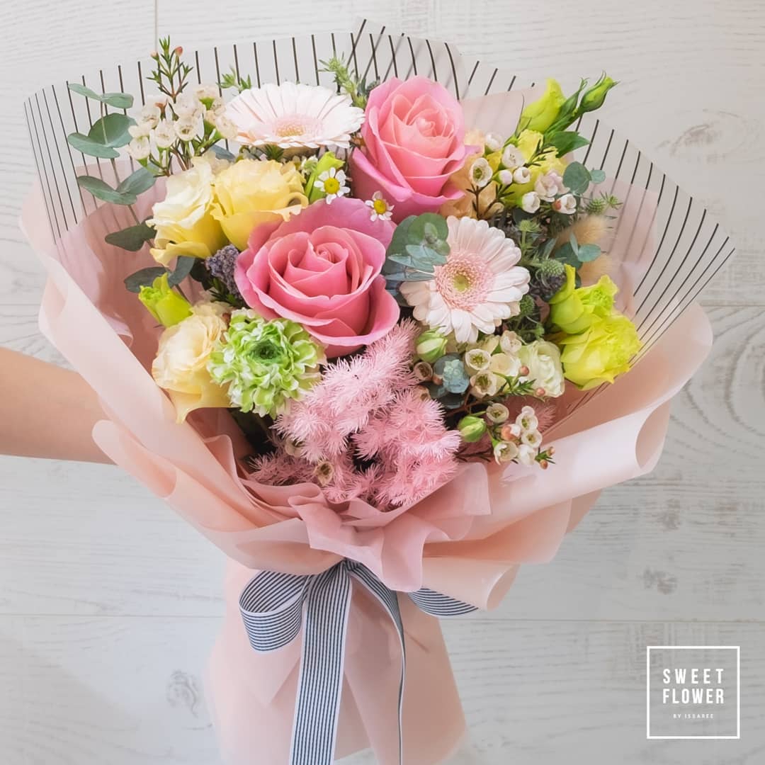 ช่อ พาสเทล หวาน ดอกไม้หลัก กุหลาบ เดซี่/มาร์กาเร็ต คาร์เนชั่น — ผลงานร้านดอกไม้ Sweetflower by Issaree