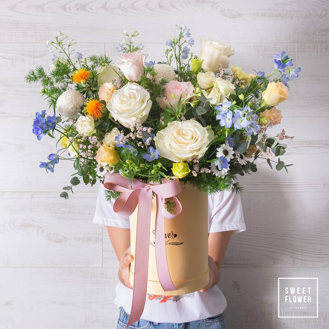 กล่อง หลากสี หวาน ดอกไม้หลัก กุหลาบ คาร์เนชั่น เดซี่/มาร์กาเร็ต — ผลงานร้านดอกไม้ Sweetflower by Issaree — ภาพที่ 4 จาก 4