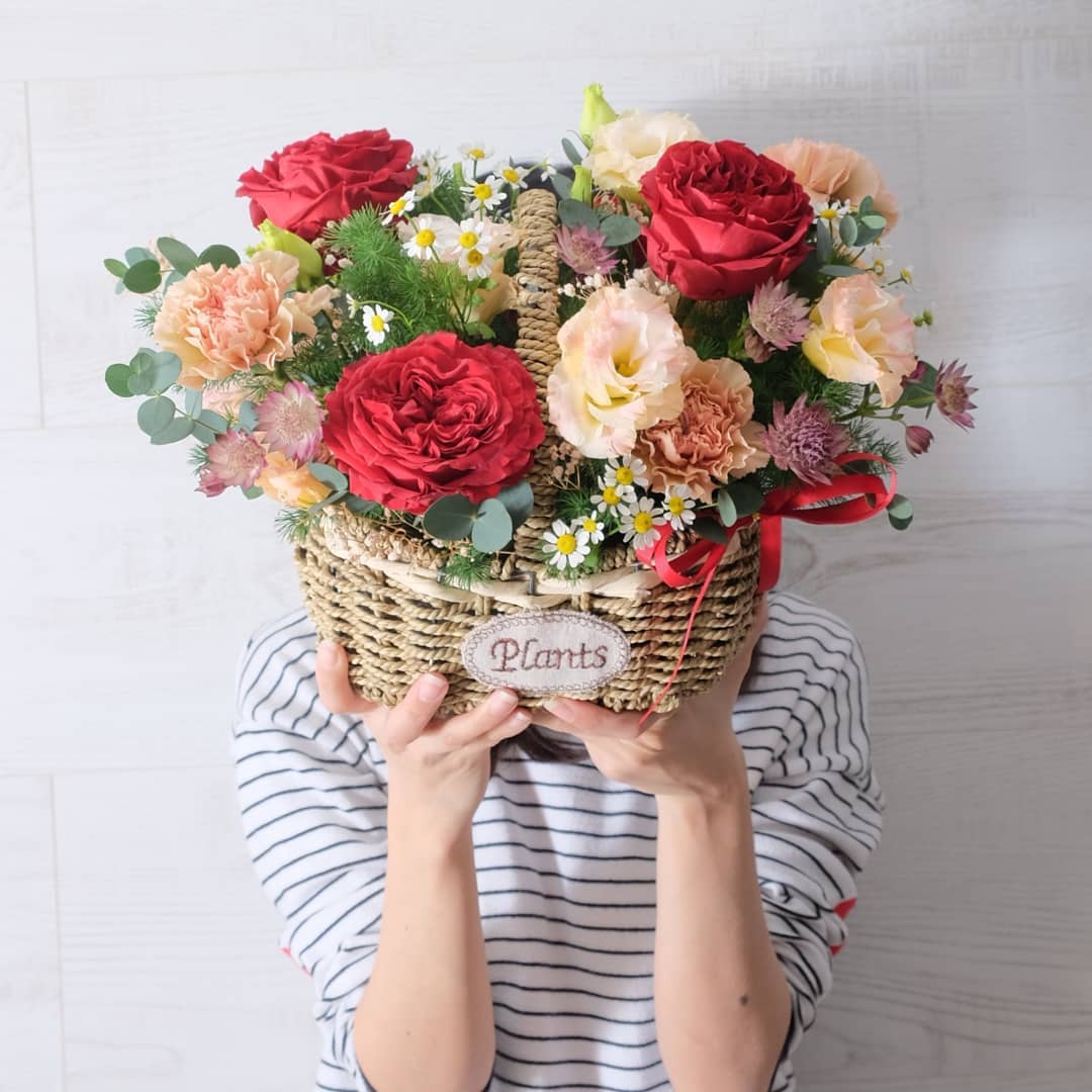 ตะกร้า แดงโรแมนติก หวาน ดอกไม้หลัก กุหลาบ คาร์เนชั่น เดซี่/มาร์กาเร็ต — ผลงานร้านดอกไม้ Sweetflower by Issaree — ภาพที่ 5 จาก 6
