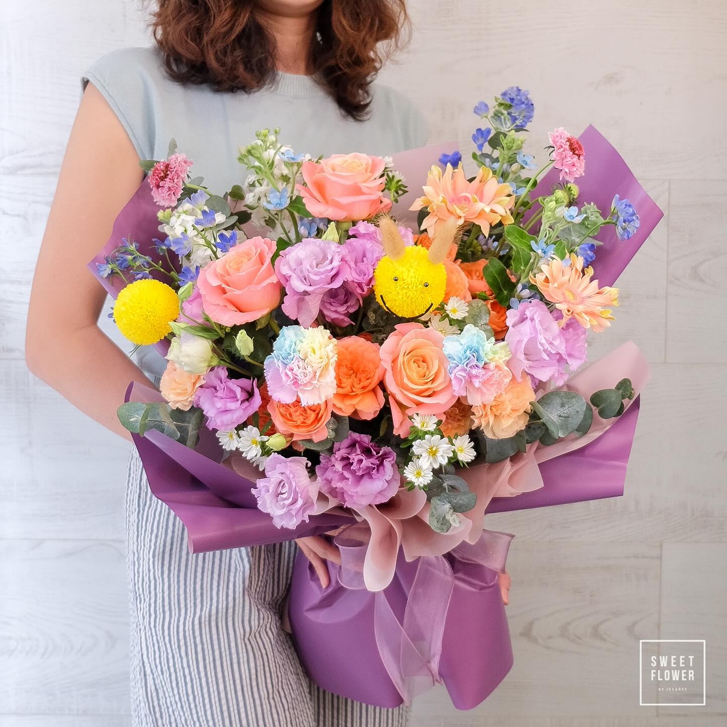 ช่อ หลากสี สดใส ดอกไม้หลัก กุหลาบ คาร์เนชั่น เยอบีร่า — ผลงานร้านดอกไม้ Sweetflower by Issaree — ภาพที่ 2 จาก 2