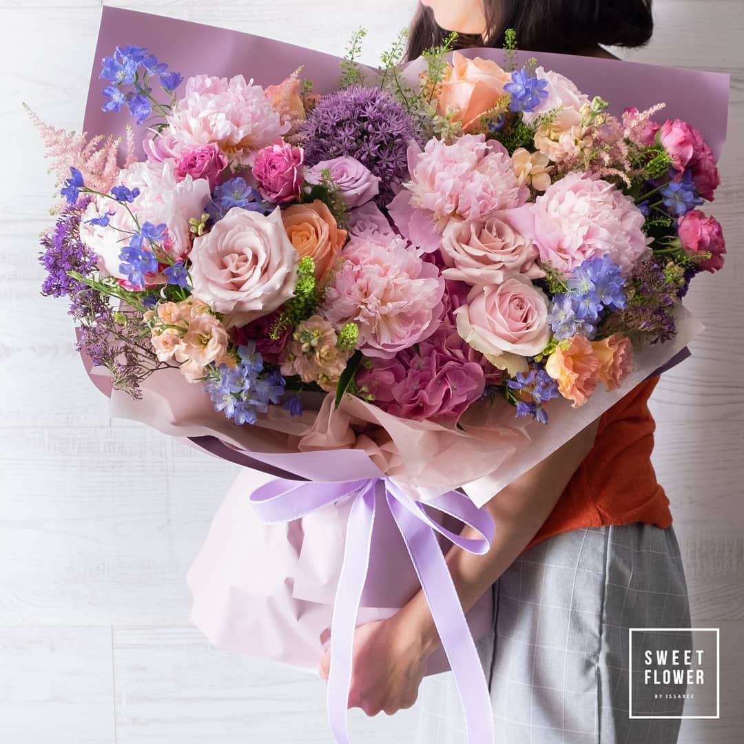 ช่อ พาสเทล หวาน ดอกไม้หลัก กุหลาบ พีโอนี่ คาร์เนชั่น — ผลงานร้านดอกไม้ Sweetflower by Issaree — ภาพที่ 3 จาก 4