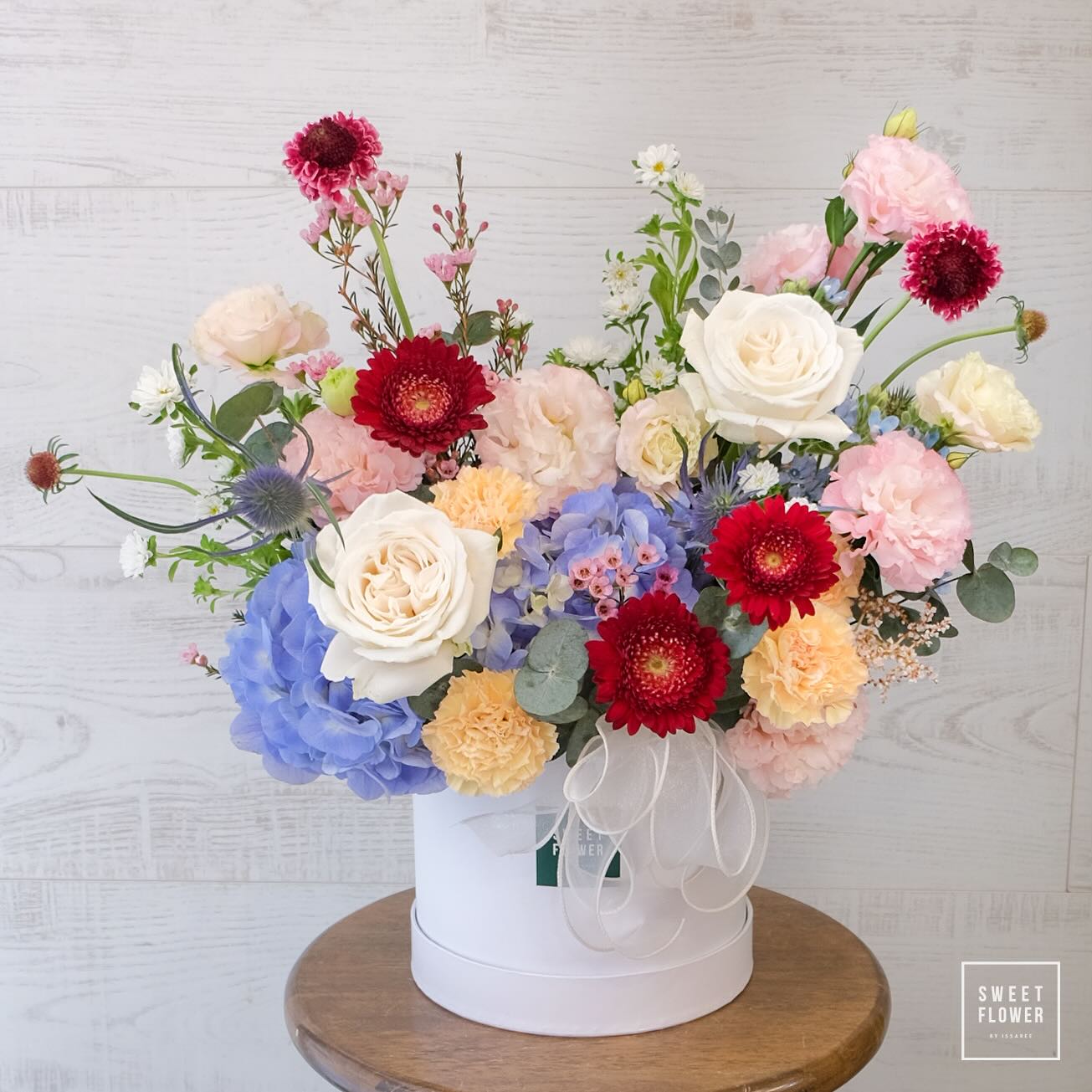 กล่อง หลากสี ดอกไม้หลัก กุหลาบ ไฮเดรนเยีย คาร์เนชั่น — ผลงานร้านดอกไม้ Sweetflower by Issaree