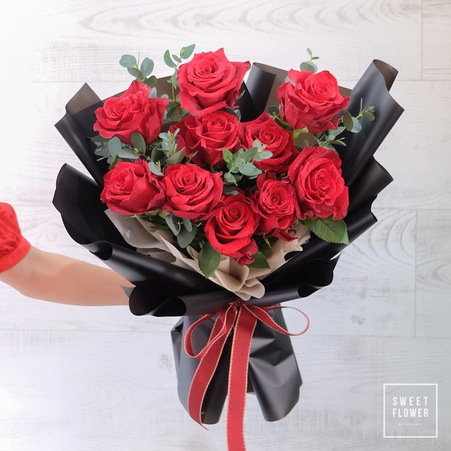 ช่อ แดงโรแมนติก ดอกไม้หลัก กุหลาบ ยูคาลิปตัส/ใบไม้ — ผลงานร้านดอกไม้ Sweetflower by Issaree