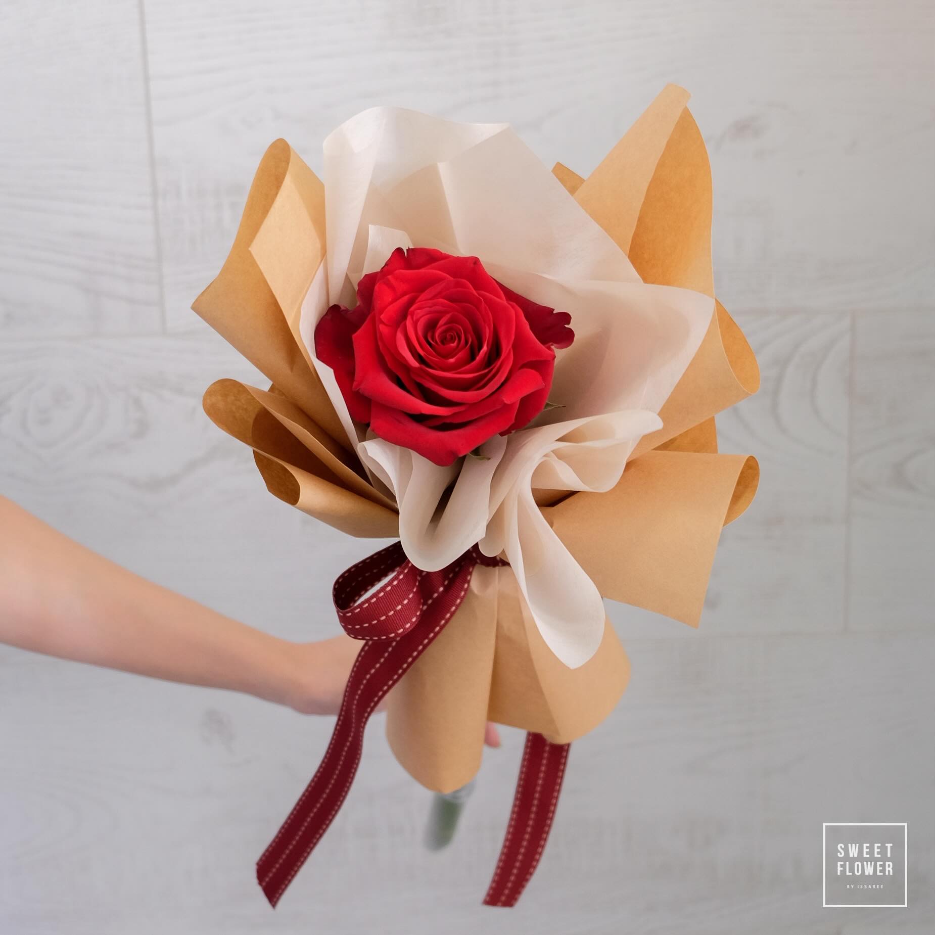 ช่อ แดงโรแมนติก หวาน ดอกไม้หลัก กุหลาบ — ผลงานร้านดอกไม้ Sweetflower by Issaree — ภาพที่ 1 จาก 1
