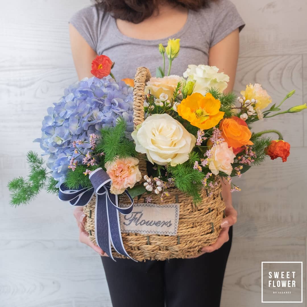 ตะกร้า หลากสี หวาน ดอกไม้หลัก ไฮเดรนเยีย กุหลาบ คาร์เนชั่น — ผลงานร้านดอกไม้ Sweetflower by Issaree — ภาพที่ 3 จาก 3