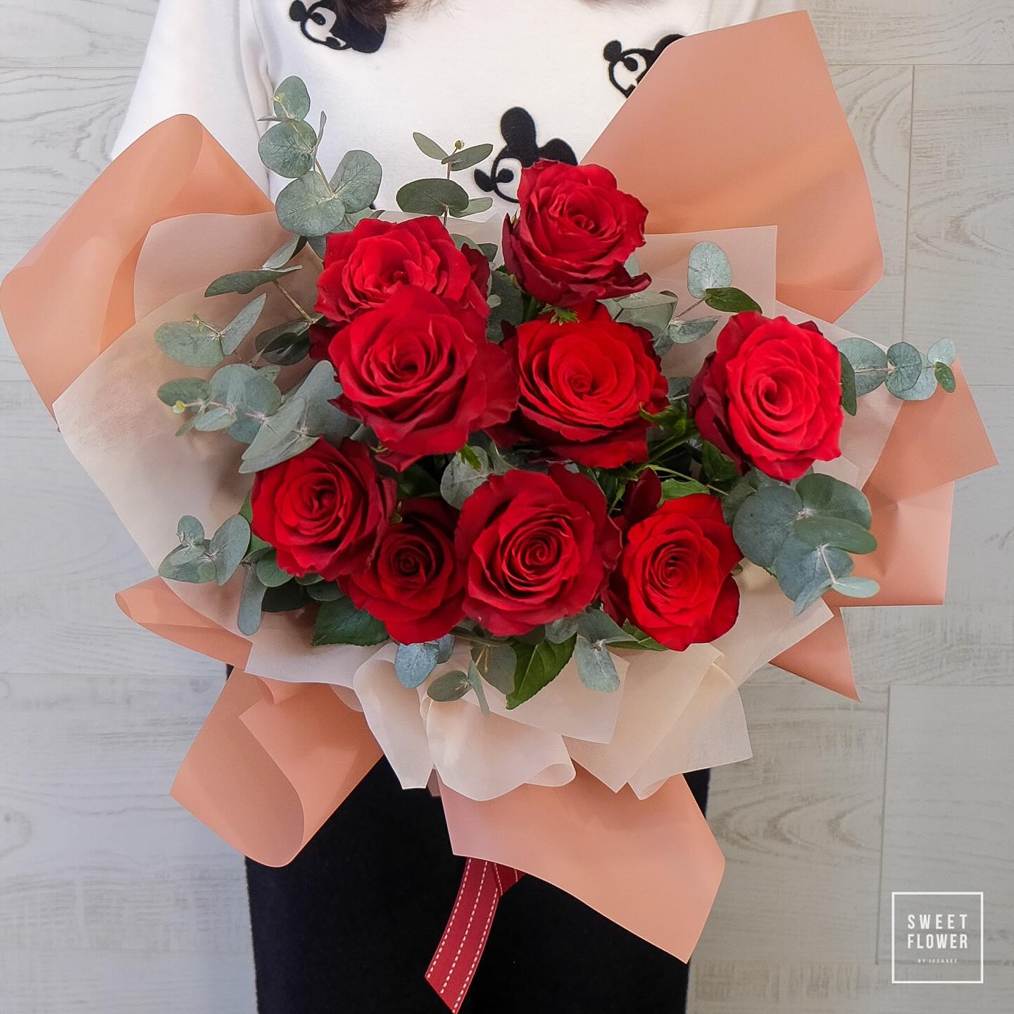 ช่อ แดงโรแมนติก คลาสสิก ดอกไม้หลัก กุหลาบ ยูคาลิปตัส/ใบไม้ — ผลงานร้านดอกไม้ Sweetflower by Issaree — ภาพที่ 3 จาก 4