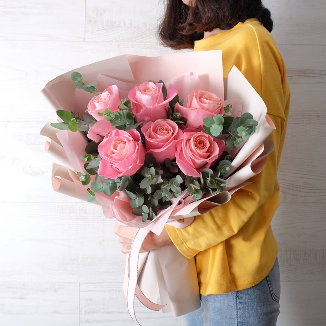 ช่อ แดงโรแมนติก หวาน ดอกไม้หลัก กุหลาบ ยูคาลิปตัส/ใบไม้ — ผลงานร้านดอกไม้ Sweetflower by Issaree