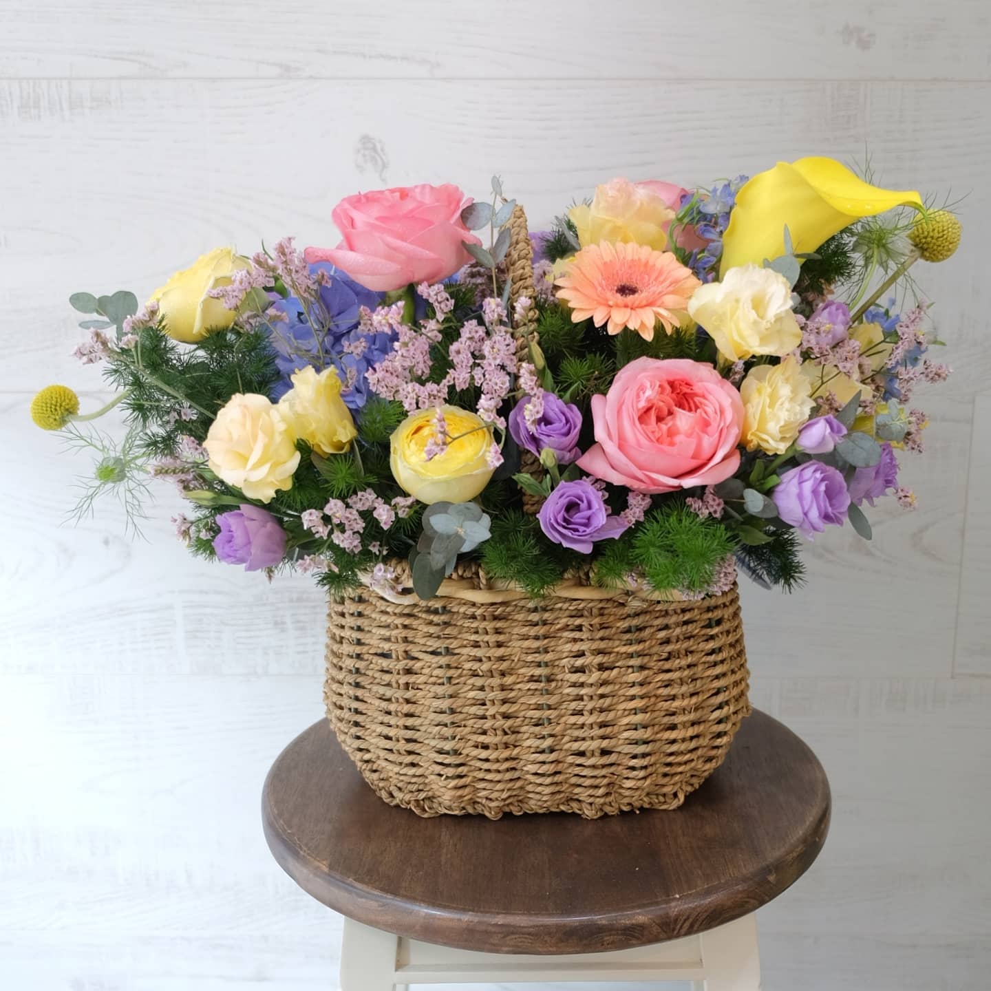 ตะกร้า หลากสี หวาน ดอกไม้หลัก กุหลาบ ไฮเดรนเยีย คาร์เนชั่น — ผลงานร้านดอกไม้ Sweetflower by Issaree — ภาพที่ 4 จาก 6