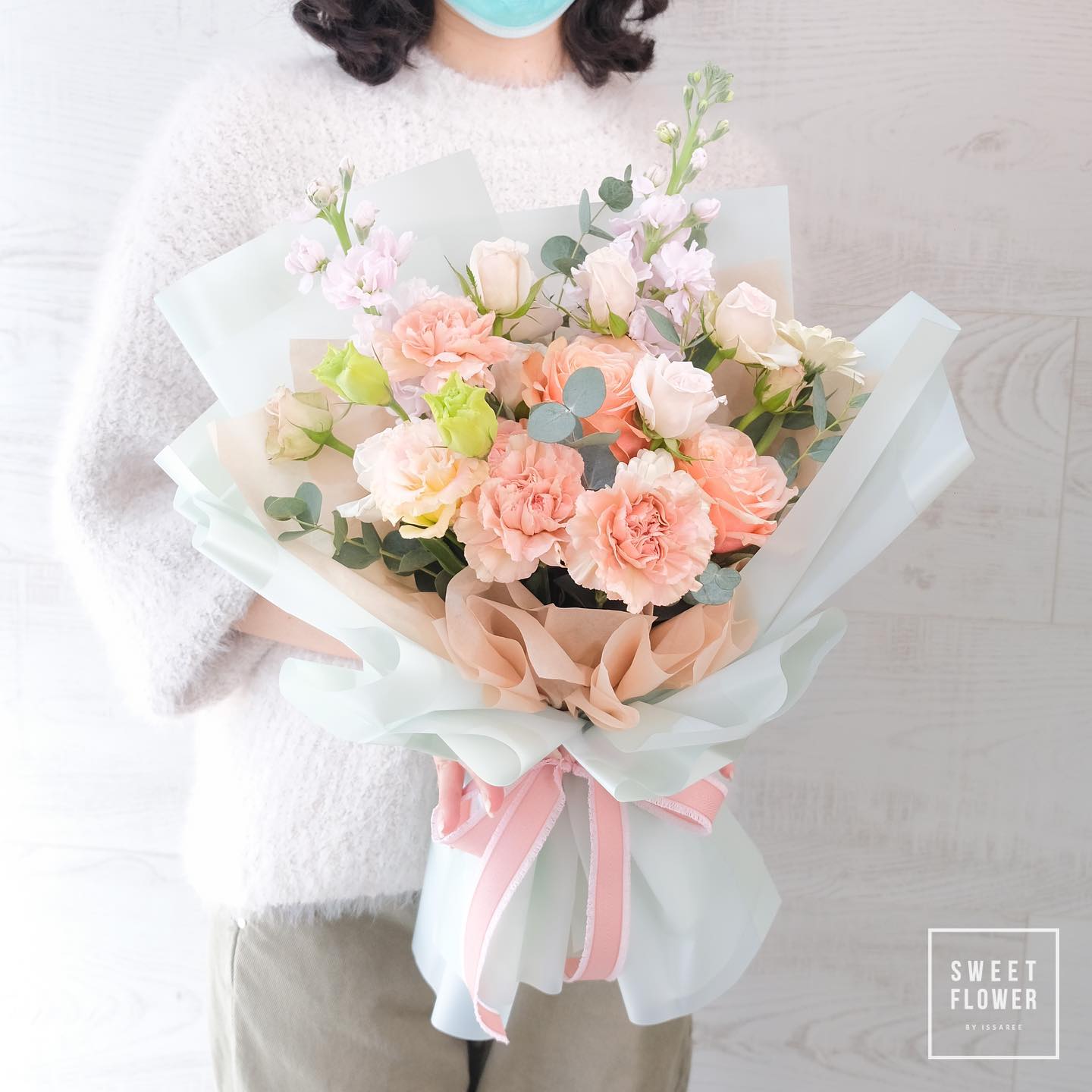 ช่อ พาสเทล หวาน ดอกไม้หลัก กุหลาบ คาร์เนชั่น ทิวลิป — ผลงานร้านดอกไม้ Sweetflower by Issaree — ภาพที่ 4 จาก 4