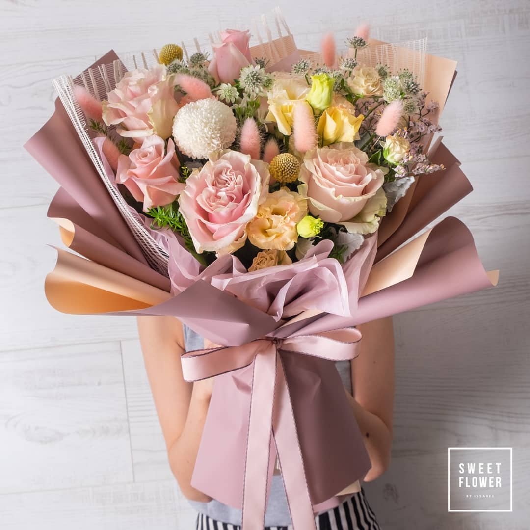 ช่อ พาสเทล หวาน ดอกไม้หลัก กุหลาบ คาร์เนชั่น เบญจมาศ/มัม — ผลงานร้านดอกไม้ Sweetflower by Issaree — ภาพที่ 3 จาก 4