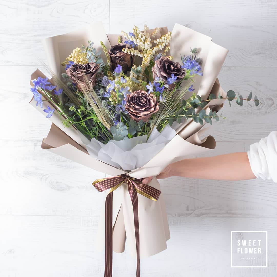ช่อ ม่วง-ฟ้า หวาน ดอกไม้หลัก กุหลาบ ดอกไม้แห้ง — ผลงานร้านดอกไม้ Sweetflower by Issaree — ภาพที่ 3 จาก 3