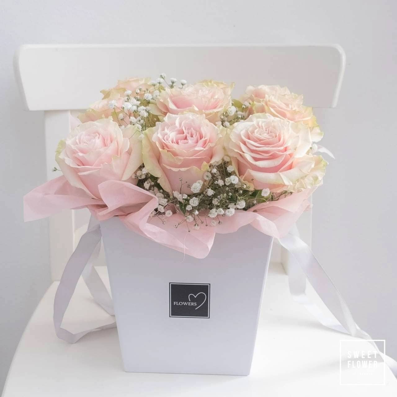 กล่อง พาสเทล หวาน ดอกไม้หลัก กุหลาบ เบบี้บรีธ/ยิปโซ — ผลงานร้านดอกไม้ Sweetflower by Issaree — ภาพที่ 1 จาก 4