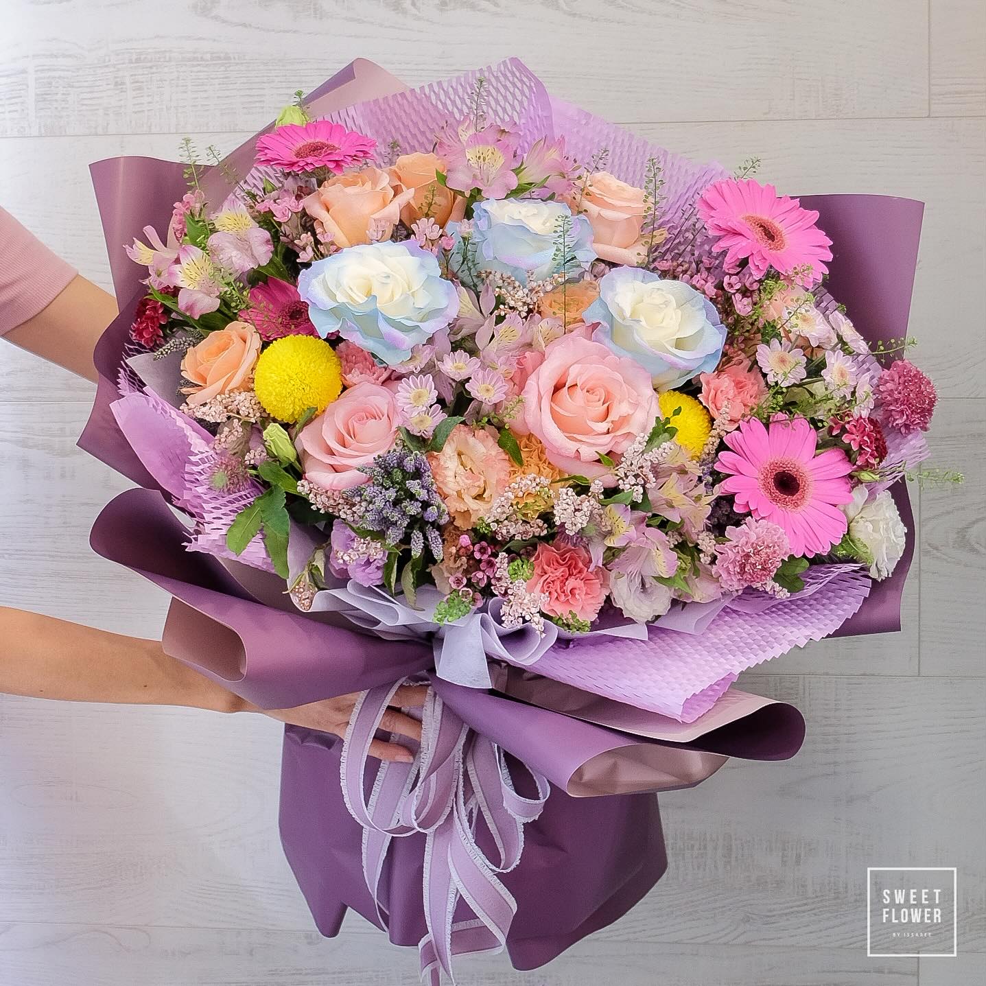 ช่อ ม่วง-ฟ้า หวาน ดอกไม้หลัก กุหลาบ เยอบีร่า คาร์เนชั่น — ผลงานร้านดอกไม้ Sweetflower by Issaree — ภาพที่ 2 จาก 2