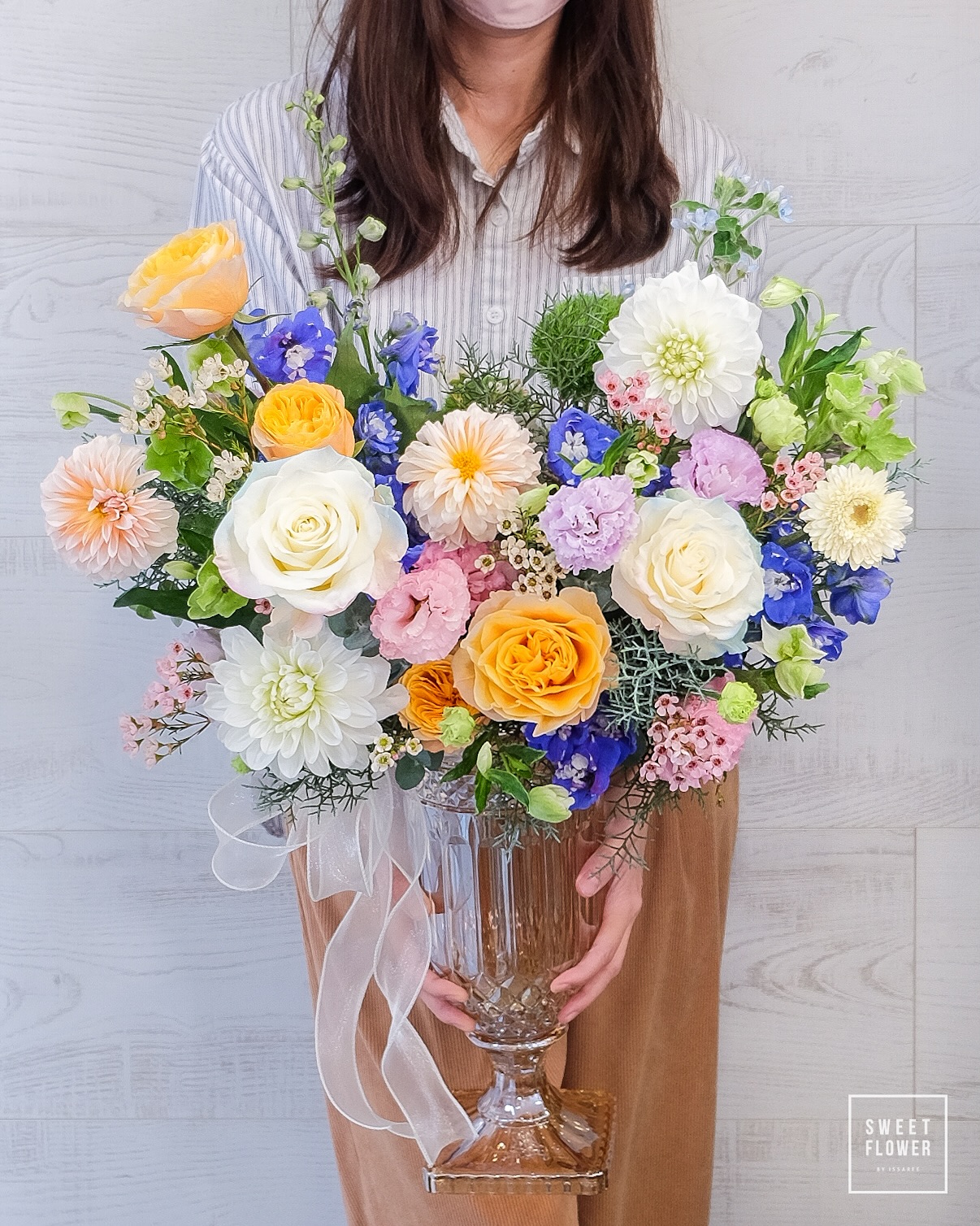 แจกัน หลากสี คลาสสิก ดอกไม้หลัก ดาเลีย เยอบีร่า คาร์เนชั่น — ผลงานร้านดอกไม้ Sweetflower by Issaree