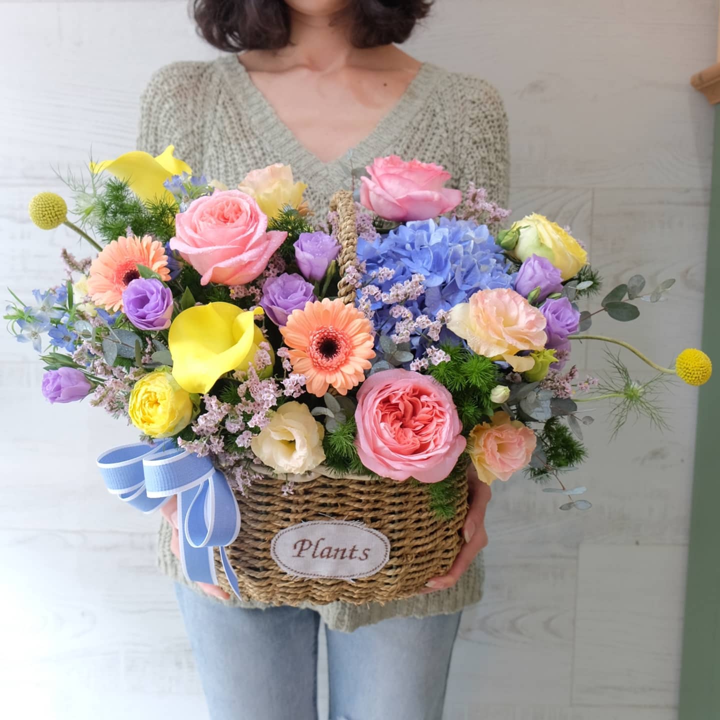 ตะกร้า หลากสี หวาน ดอกไม้หลัก กุหลาบ ไฮเดรนเยีย คาร์เนชั่น — ผลงานร้านดอกไม้ Sweetflower by Issaree — ภาพที่ 5 จาก 6