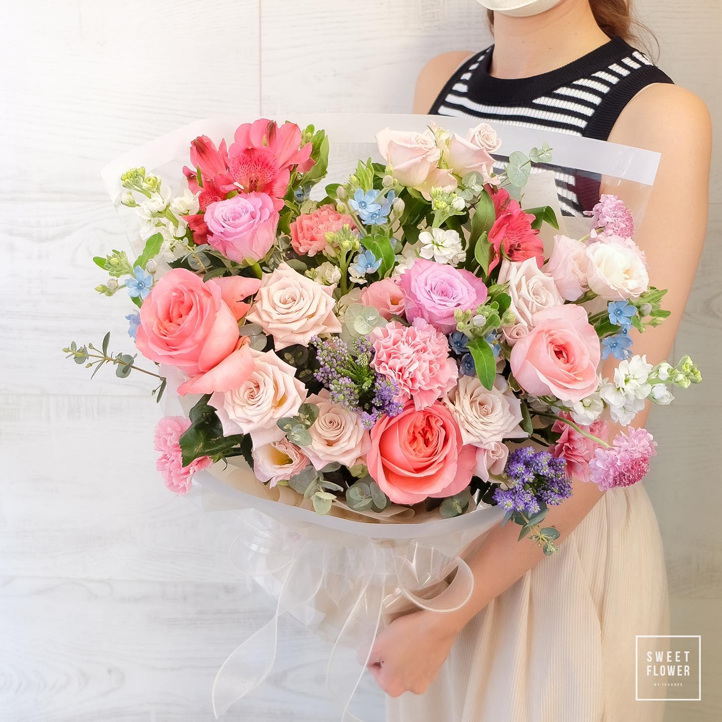 ช่อ หลากสี หวาน ดอกไม้หลัก กุหลาบ คาร์เนชั่น เดซี่/มาร์กาเร็ต — ผลงานร้านดอกไม้ Sweetflower by Issaree