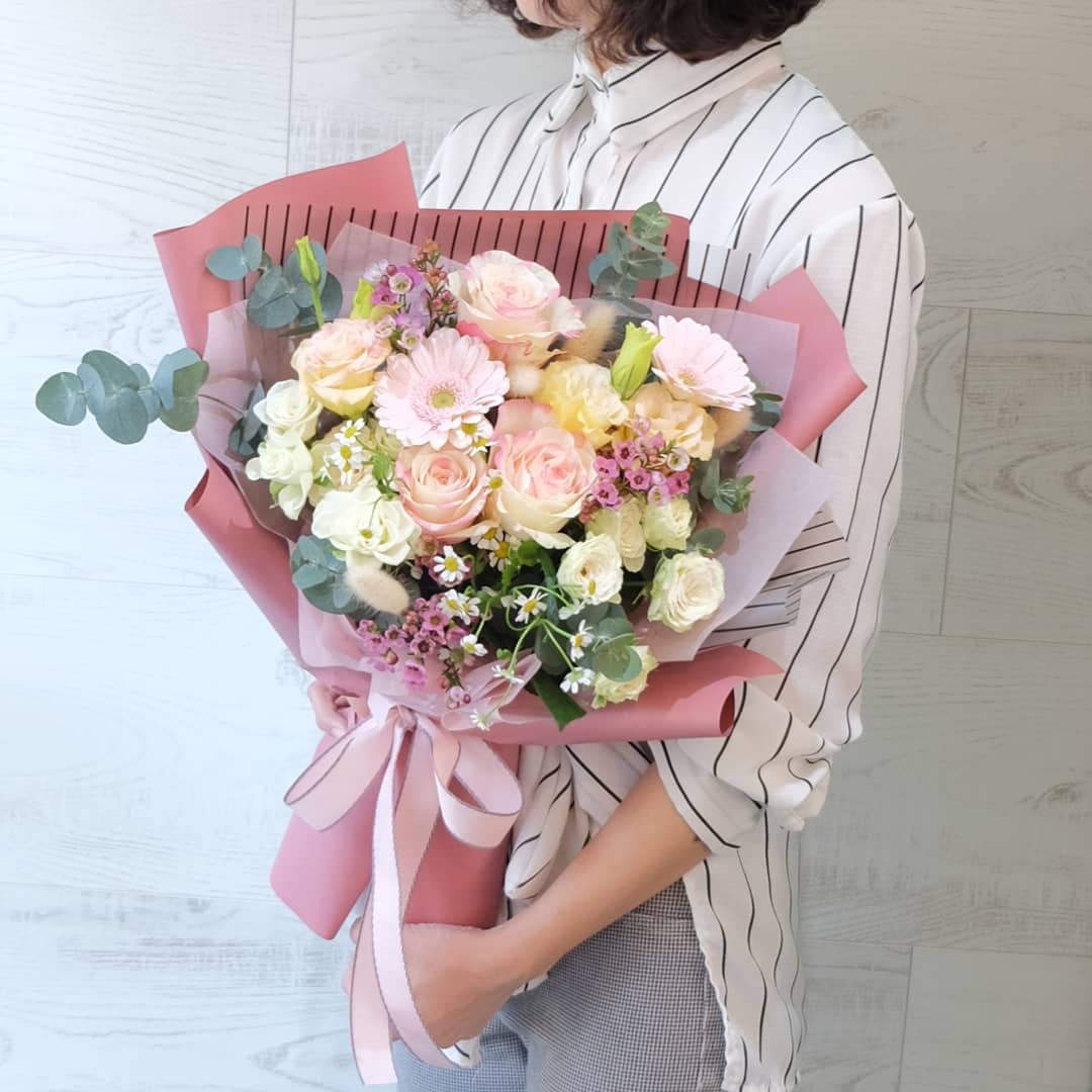 ช่อ พาสเทล หวาน ดอกไม้หลัก กุหลาบ เดซี่/มาร์กาเร็ต คาร์เนชั่น — ผลงานร้านดอกไม้ Sweetflower by Issaree