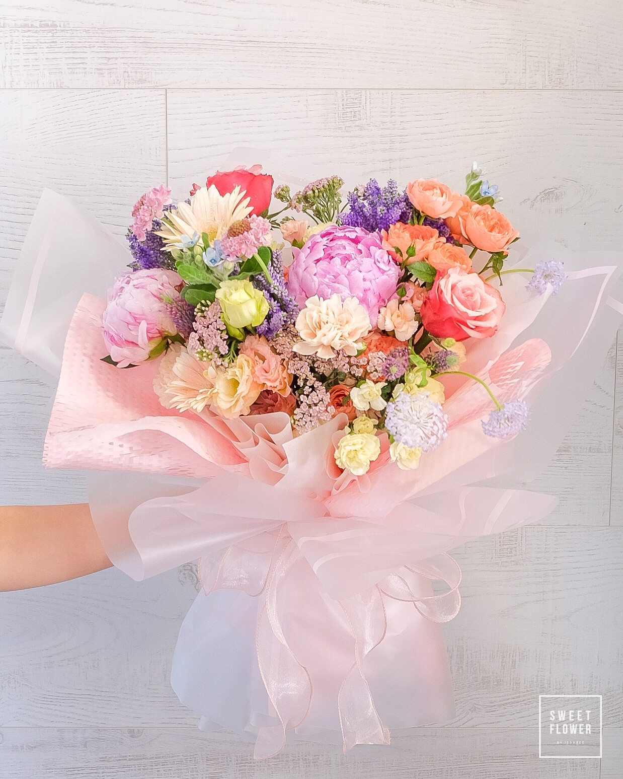 ช่อ หลากสี หวาน ดอกไม้หลัก พีโอนี่ กุหลาบ คาร์เนชั่น — ผลงานร้านดอกไม้ Sweetflower by Issaree — ภาพที่ 1 จาก 4