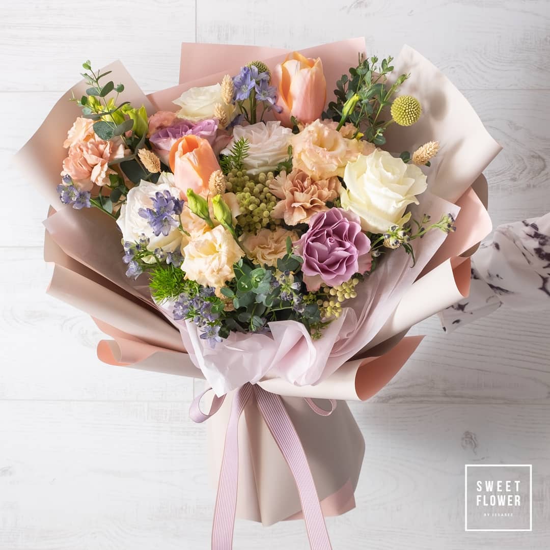 ช่อ พาสเทล หวาน ดอกไม้หลัก กุหลาบ ทิวลิป คาร์เนชั่น — ผลงานร้านดอกไม้ Sweetflower by Issaree — ภาพที่ 4 จาก 4