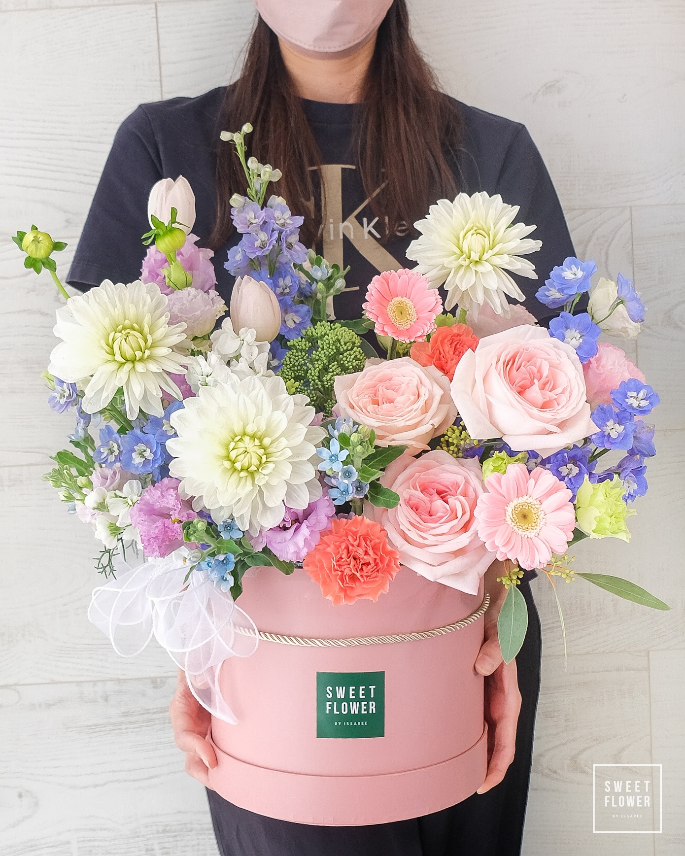 กล่อง หลากสี คลาสสิก ดอกไม้หลัก กุหลาบ ทิวลิป คาร์เนชั่น — ผลงานร้านดอกไม้ Sweetflower by Issaree — ภาพที่ 2 จาก 2