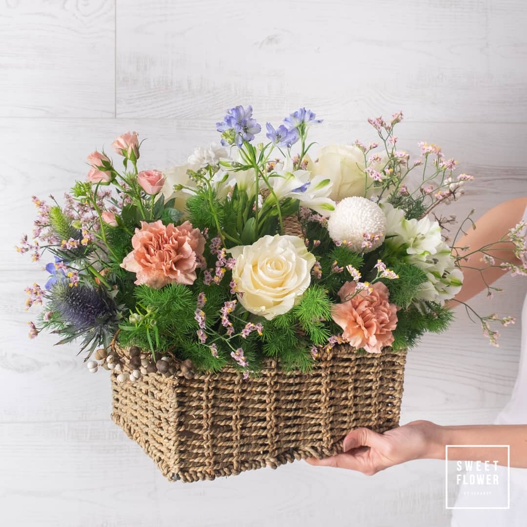 ตะกร้า หลากสี หวาน ดอกไม้หลัก กุหลาบ คาร์เนชั่น เบญจมาศ/มัม — ผลงานร้านดอกไม้ Sweetflower by Issaree — ภาพที่ 3 จาก 4