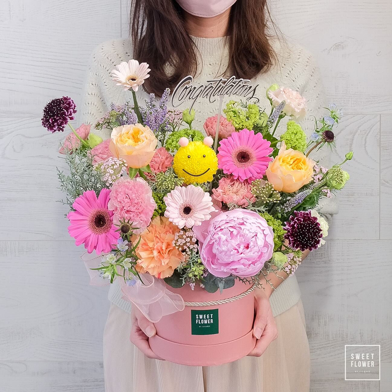 กล่อง หลากสี สดใส ดอกไม้หลัก กุหลาบ พีโอนี่ คาร์เนชั่น — ผลงานร้านดอกไม้ Sweetflower by Issaree — ภาพที่ 2 จาก 2
