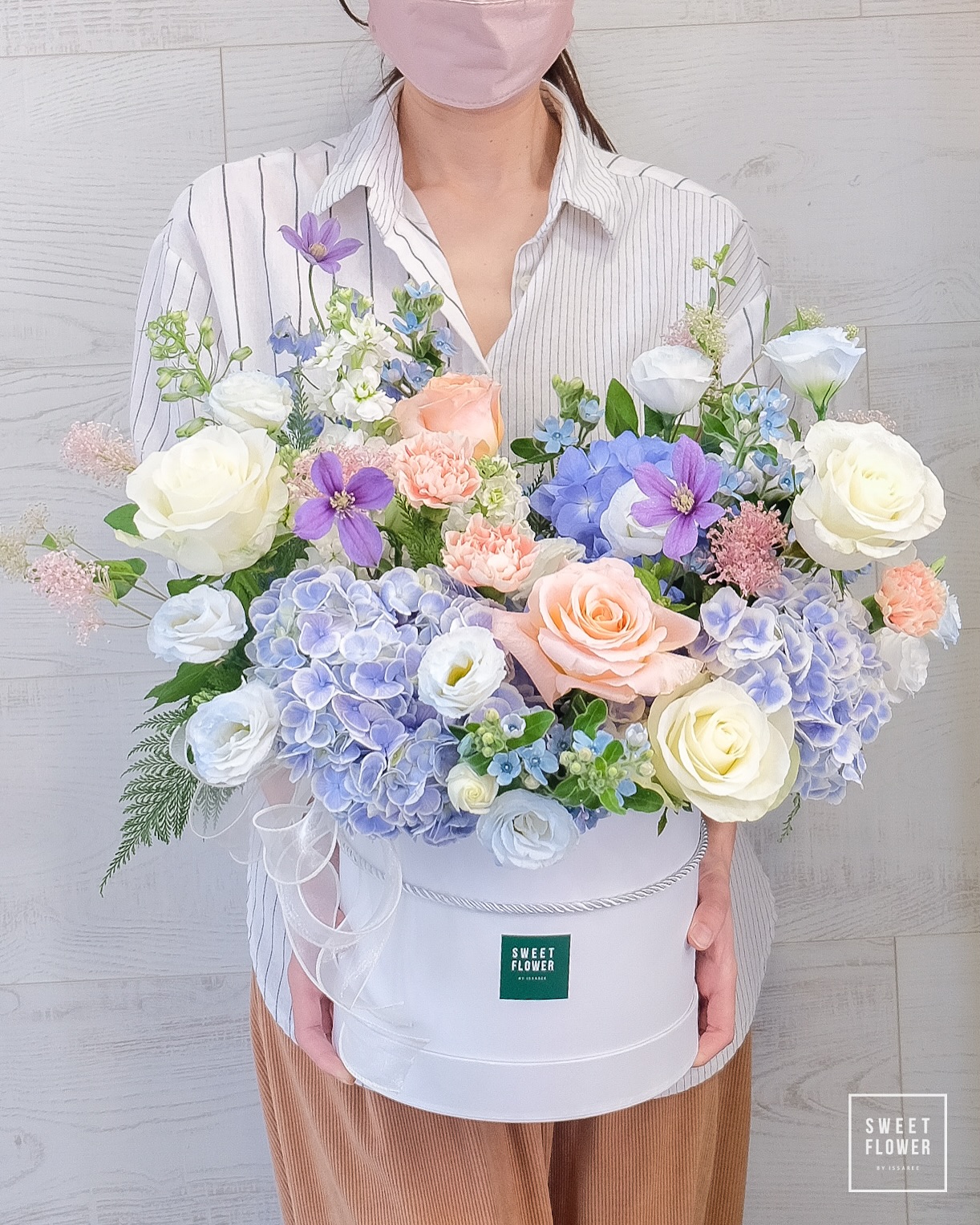 กล่อง ฟ้า ขาว คลาสสิก ดอกไม้หลัก ไฮเดรนเยีย กุหลาบ คาร์เนชั่น — ผลงานร้านดอกไม้ Sweetflower by Issaree — ภาพที่ 2 จาก 2