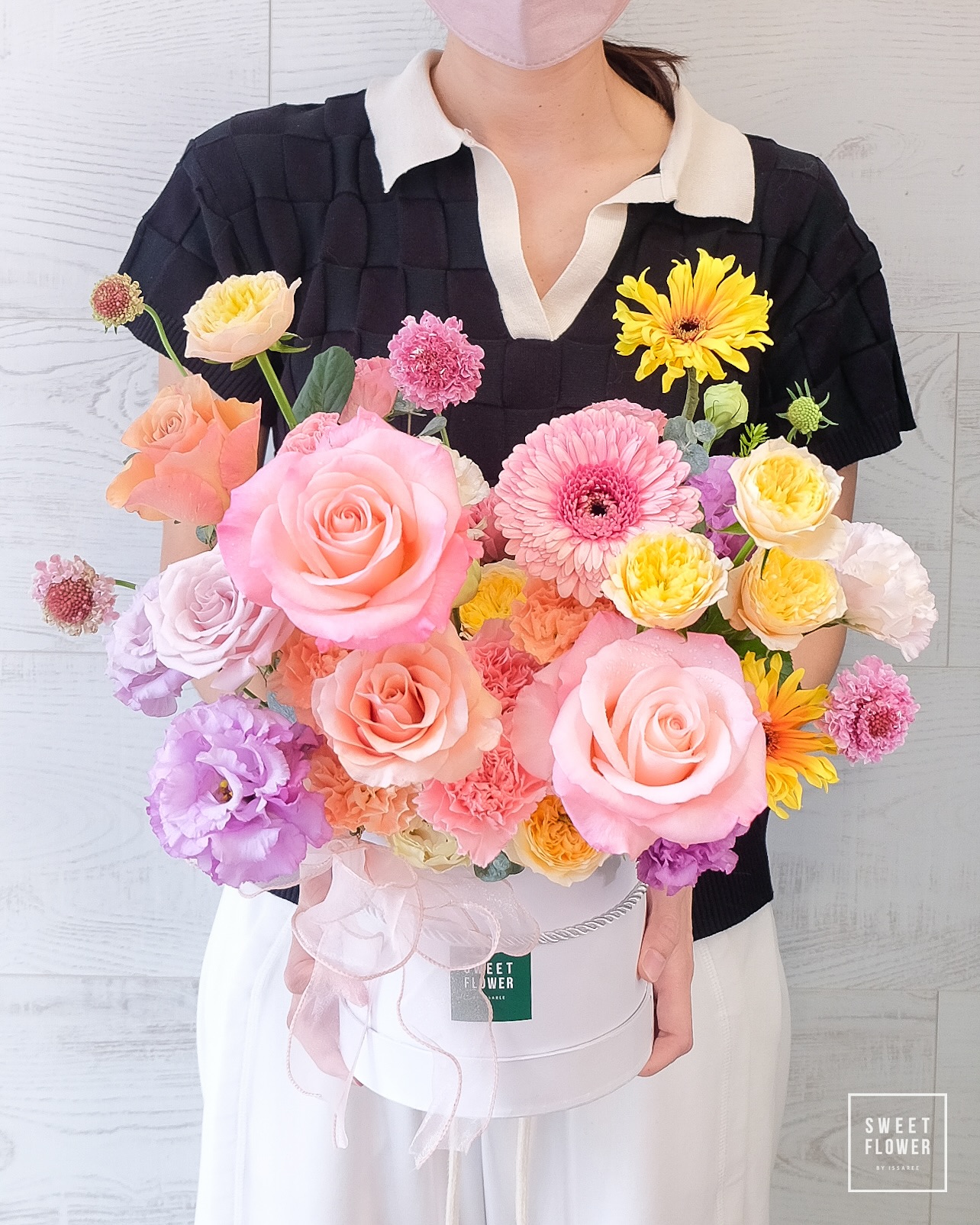 กล่อง ชมพู หวาน ดอกไม้หลัก กุหลาบ เยอบีร่า คาร์เนชั่น — ผลงานร้านดอกไม้ Sweetflower by Issaree