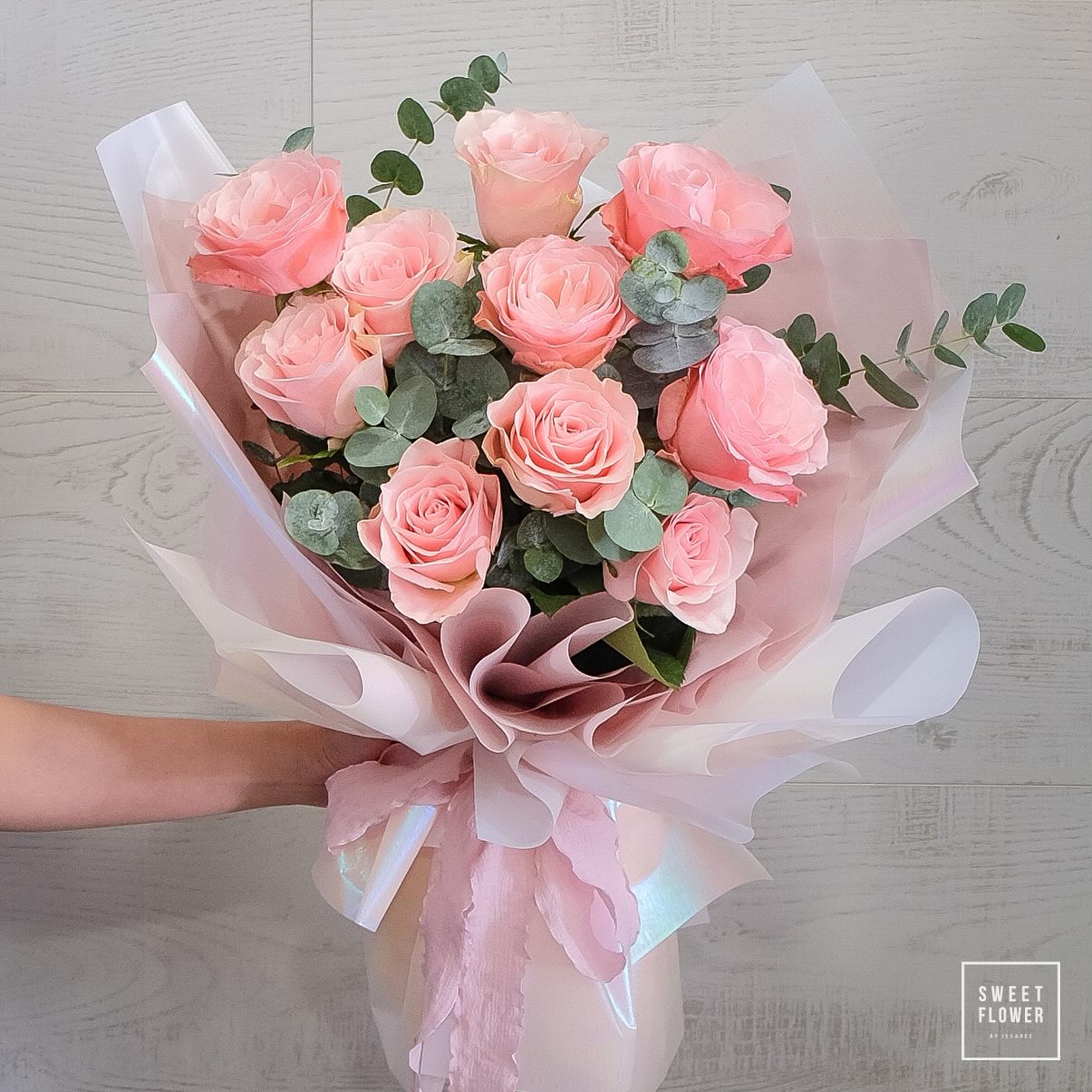 ช่อ ชมพู หวาน ดอกไม้หลัก กุหลาบ ยูคาลิปตัส/ใบไม้ — ผลงานร้านดอกไม้ Sweetflower by Issaree