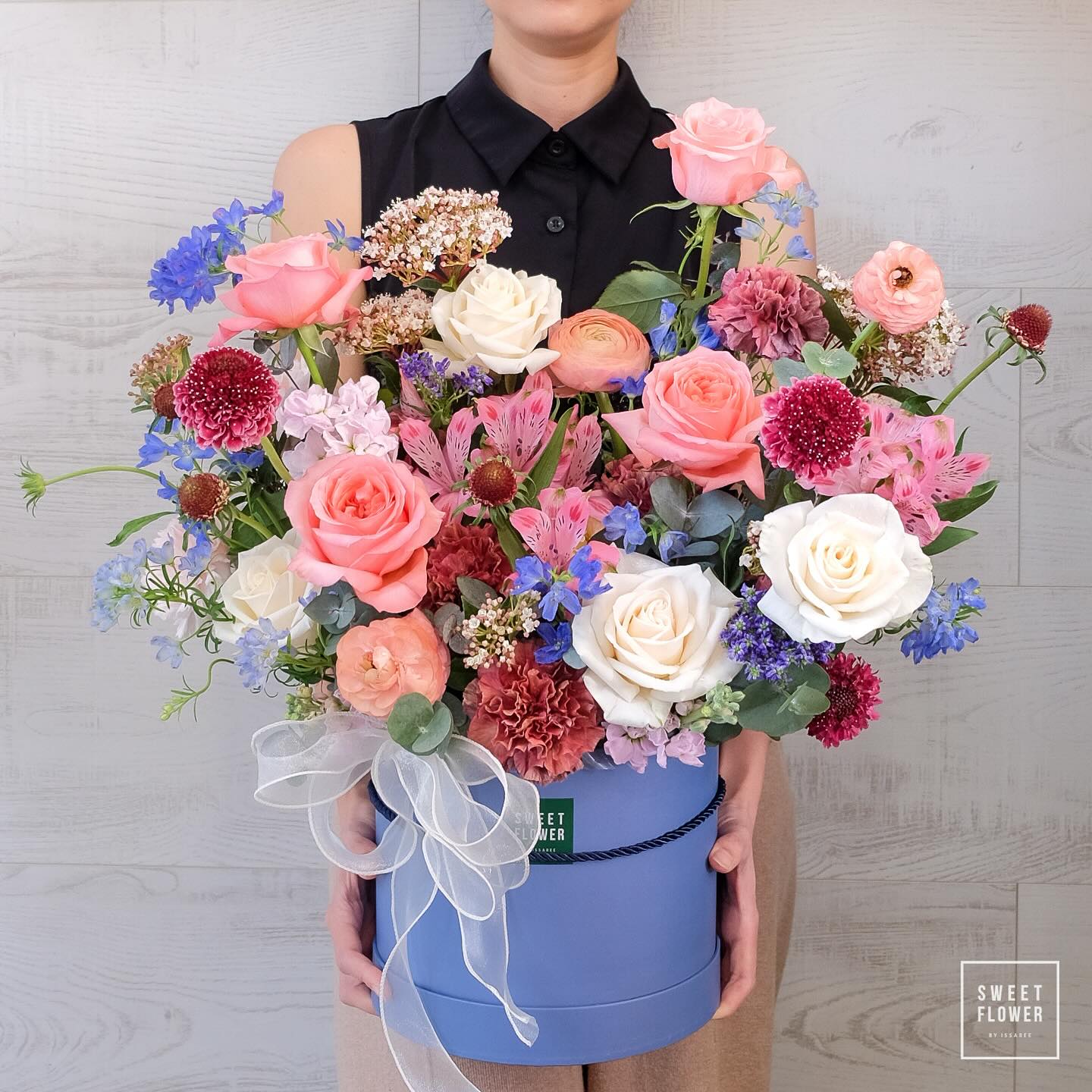 กล่อง หลากสี ดอกไม้หลัก กุหลาบ คาร์เนชั่น ดาเลีย — ผลงานร้านดอกไม้ Sweetflower by Issaree