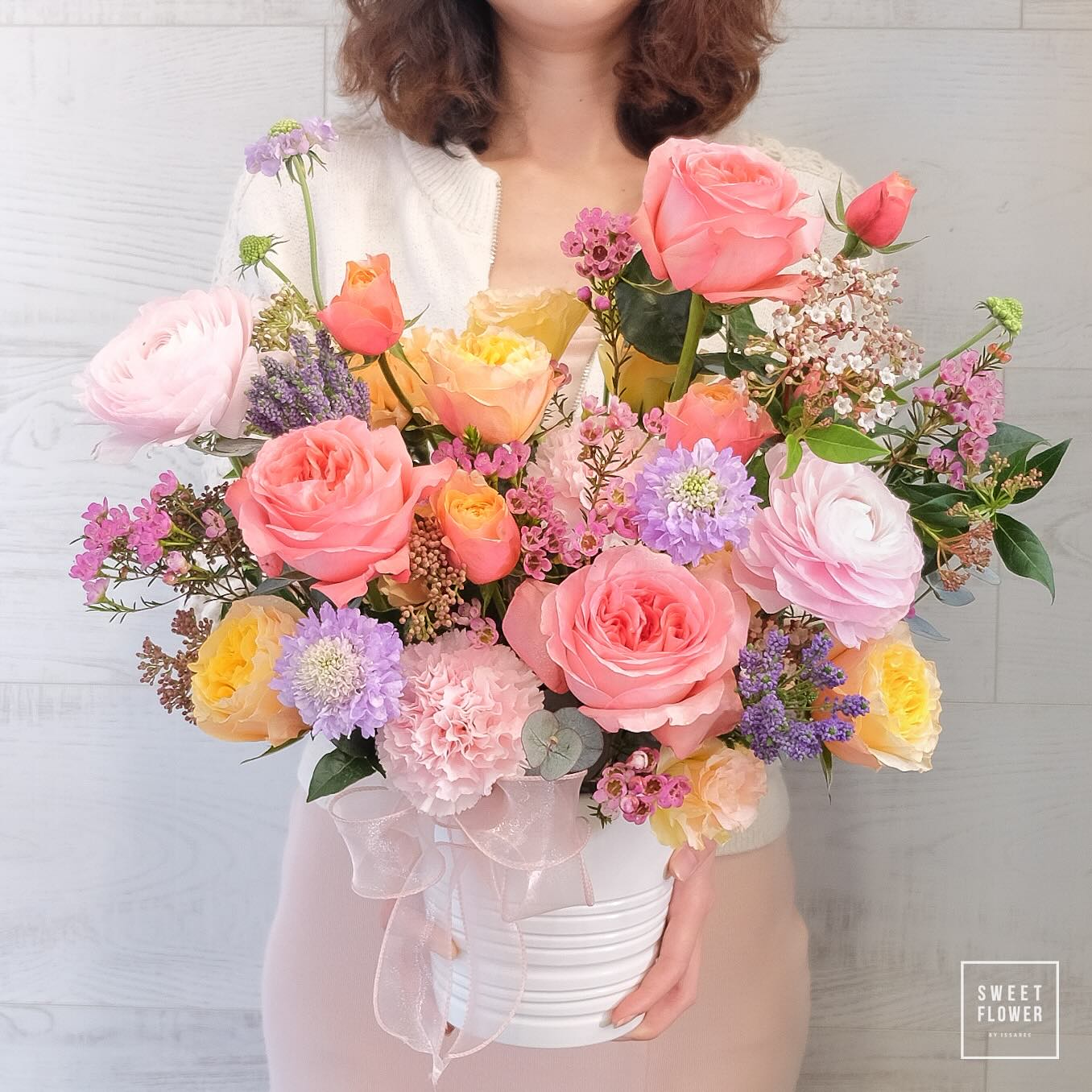 กล่อง หลากสี หวาน ดอกไม้หลัก กุหลาบ คาร์เนชั่น เบญจมาศ/มัม — ผลงานร้านดอกไม้ Sweetflower by Issaree — ภาพที่ 2 จาก 2