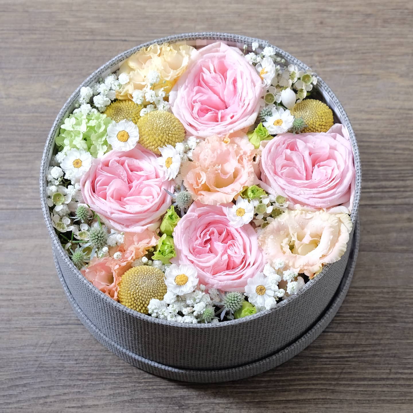 กล่อง พาสเทล หวาน ดอกไม้หลัก กุหลาบ เดซี่/มาร์กาเร็ต เบญจมาศ/มัม — ผลงานร้านดอกไม้ Sweetflower by Issaree